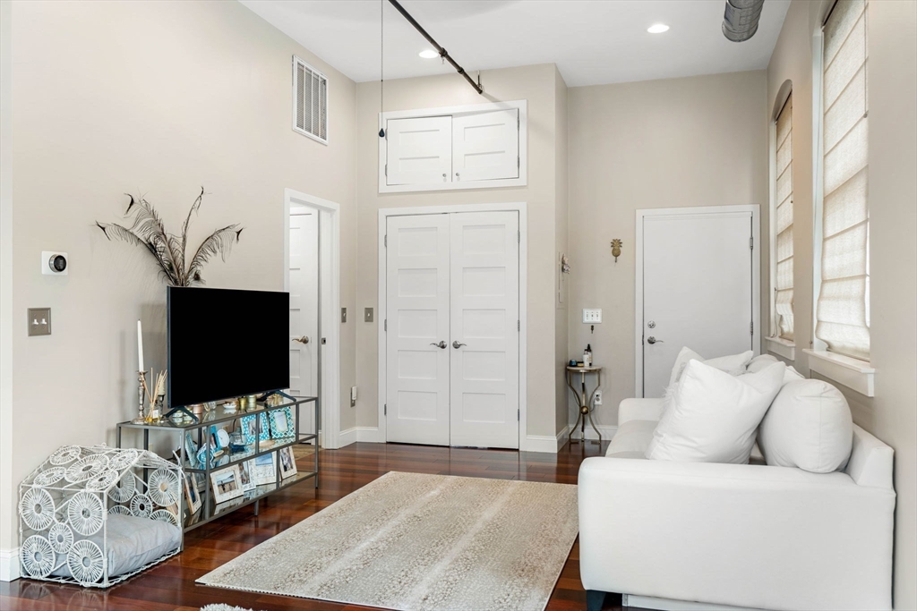 15 Cedar St # 33