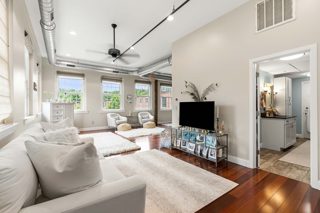 15 Cedar St # 33