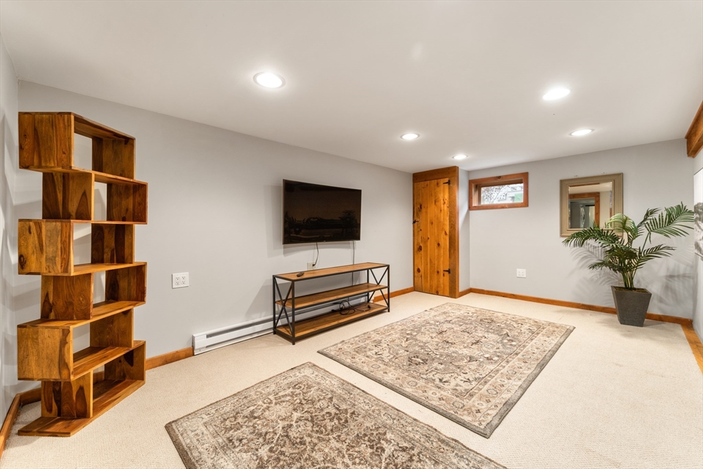 219 Low St