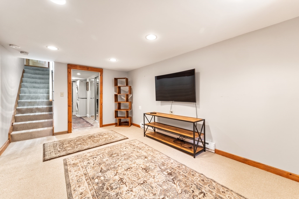 219 Low St