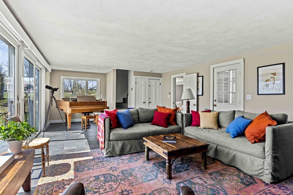 11 Bayview Ln