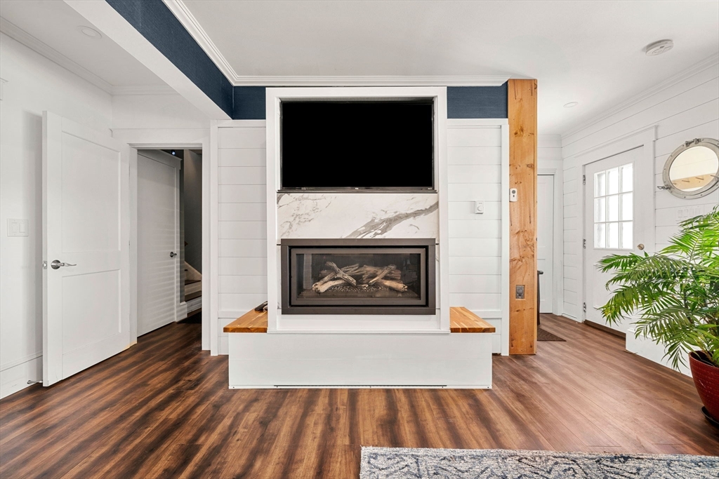 425 Main St