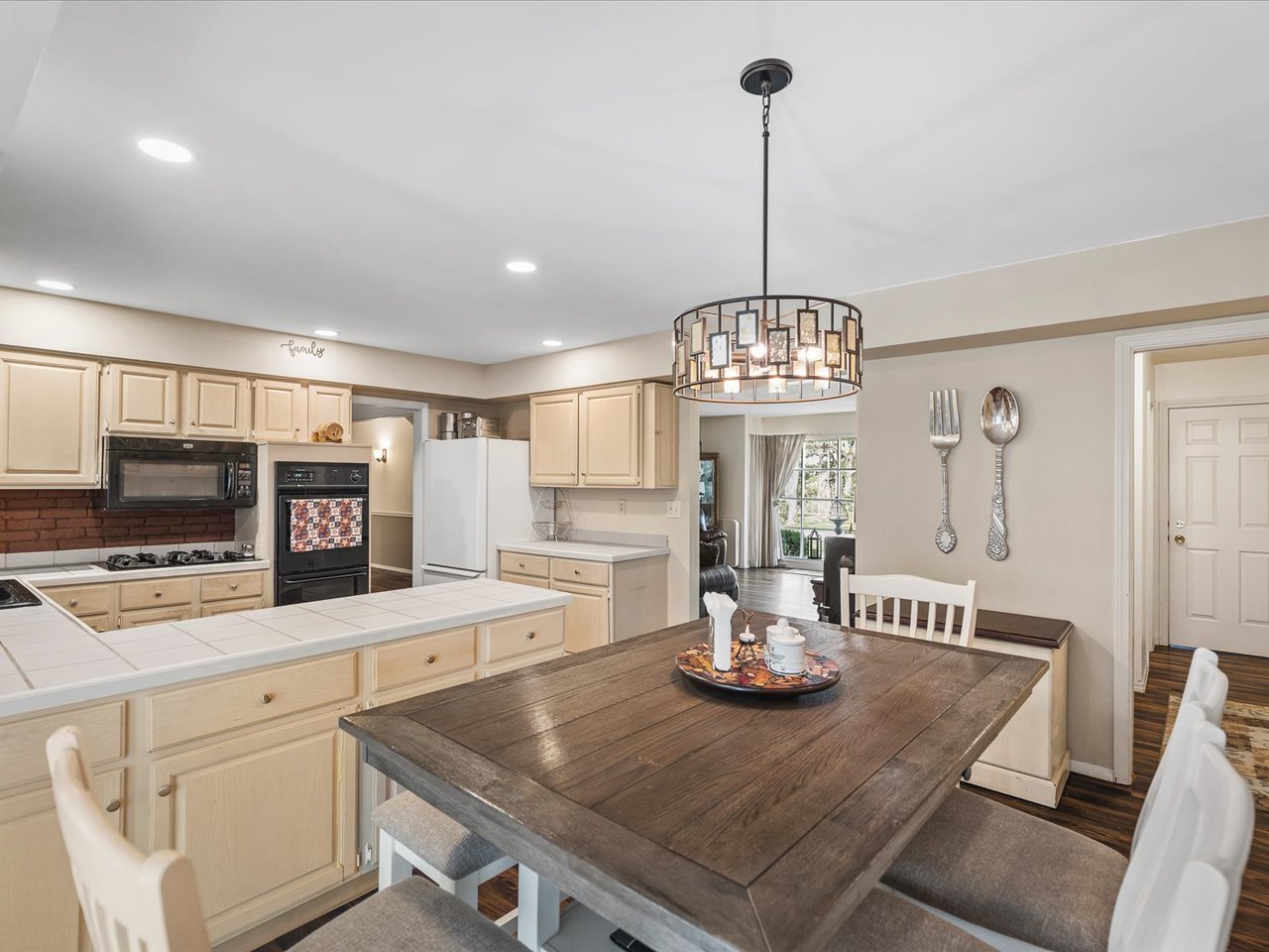 484 Williamsburg Way