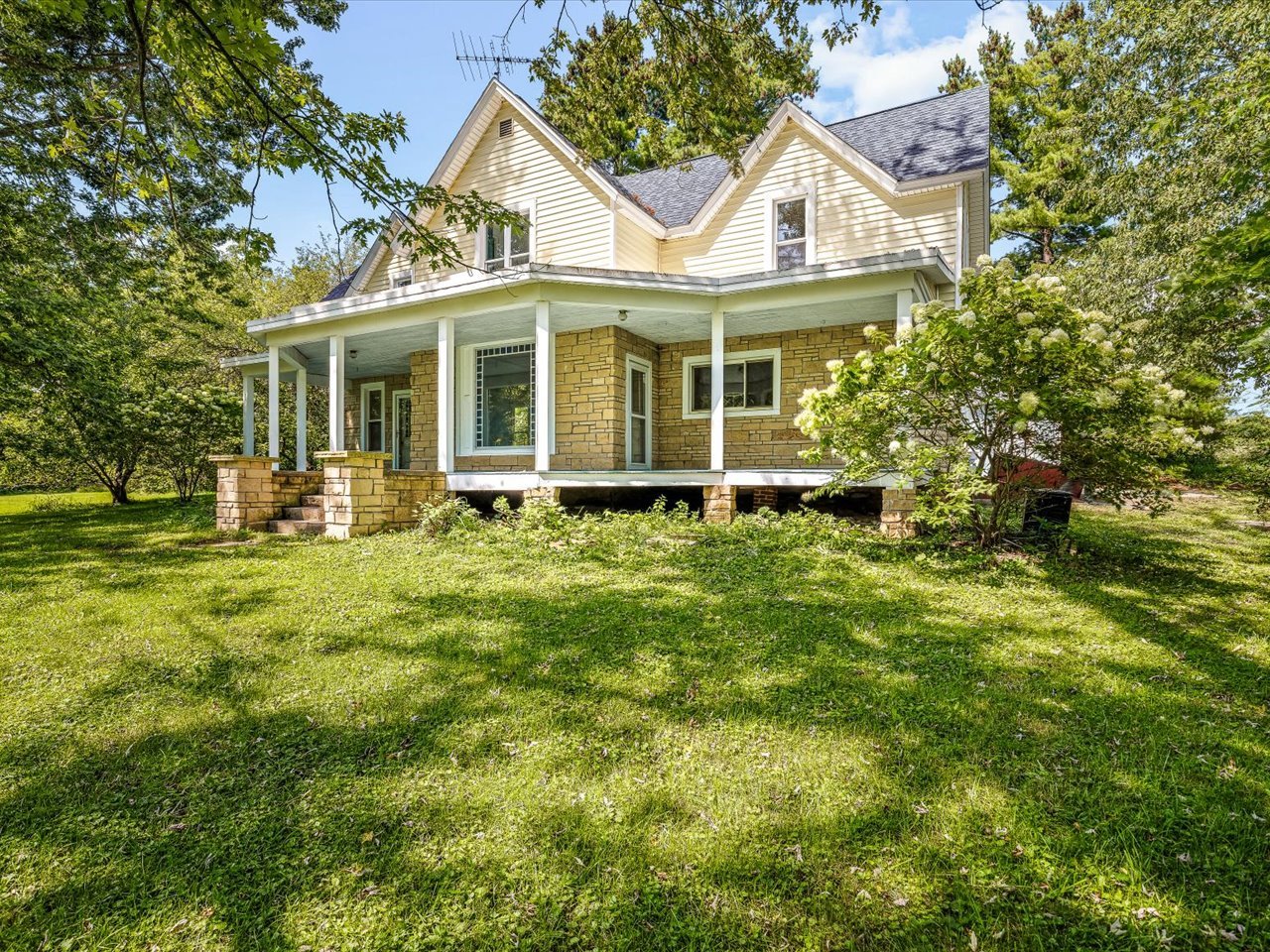 1112 W Saint James Road