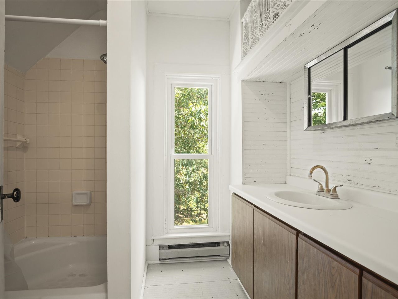 1112 W Saint James Road