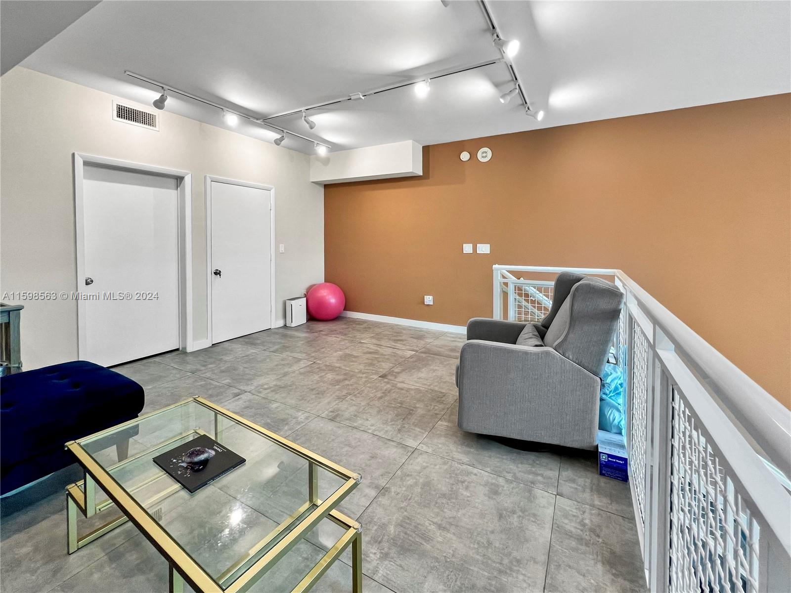 253 NE 2nd St # 411