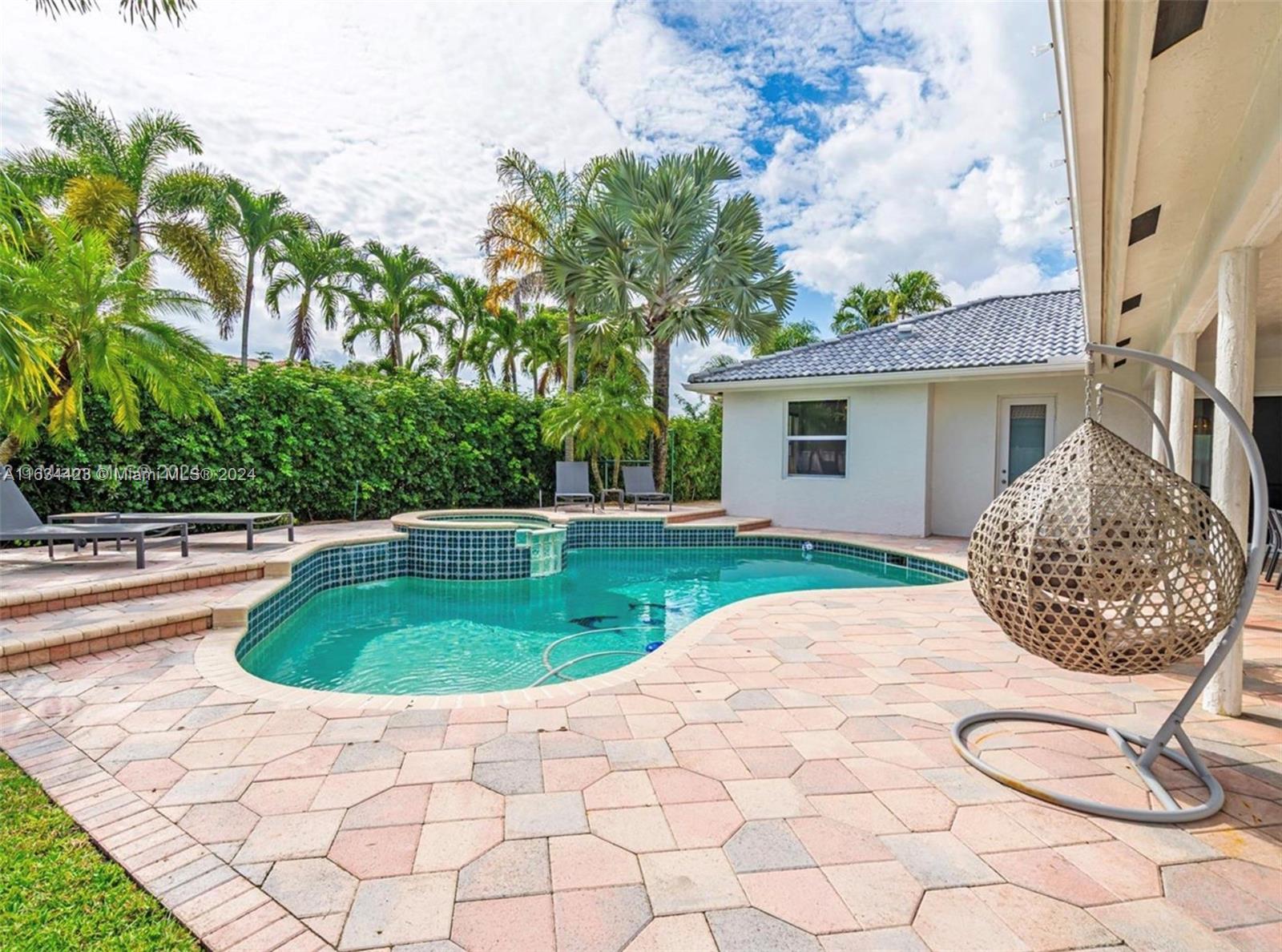 13264 Lakeside Ter