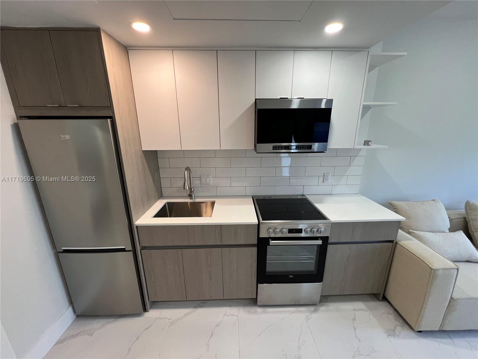944 Jefferson Ave # 13