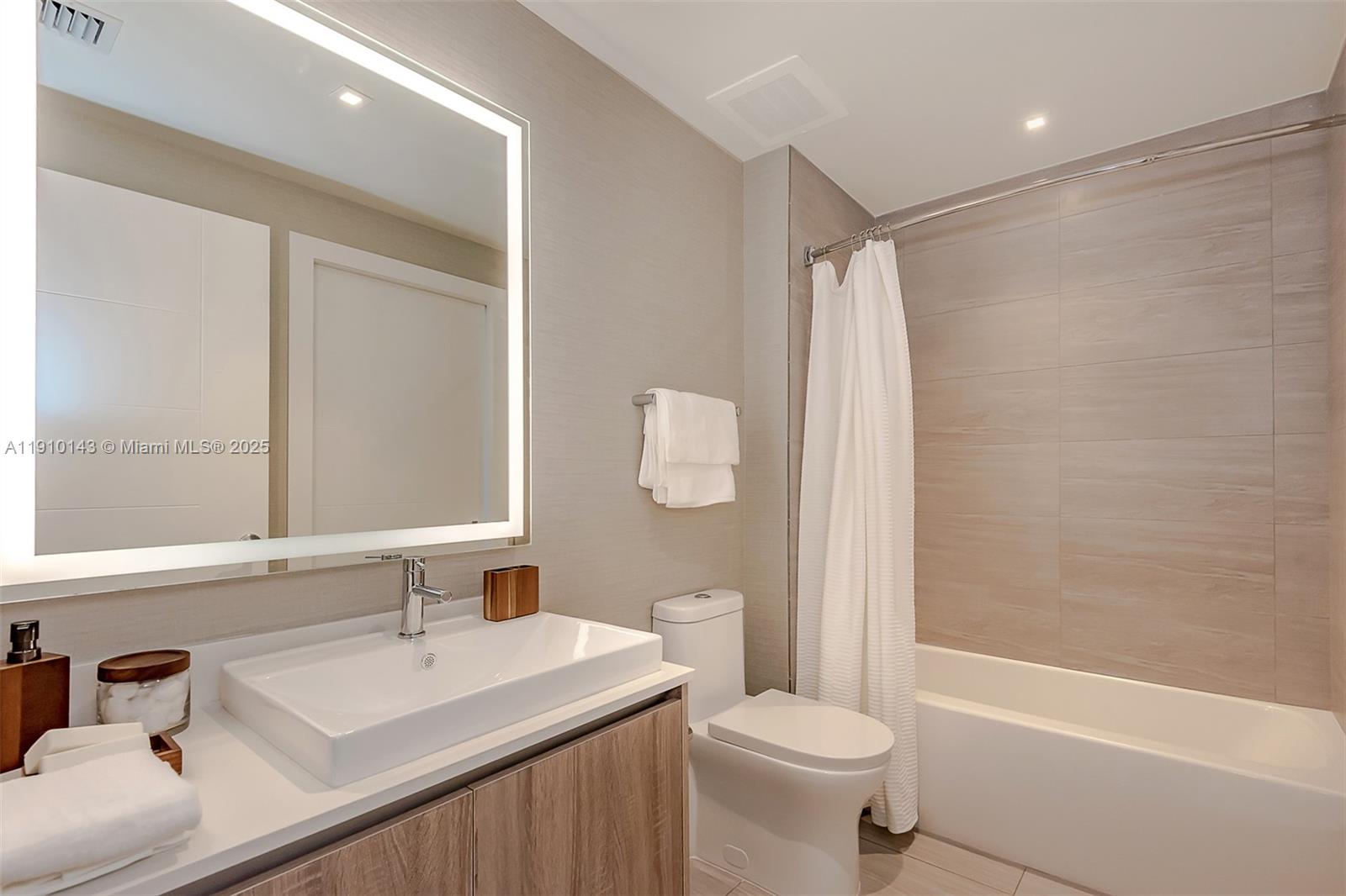 2960 NE 207th St # 1112