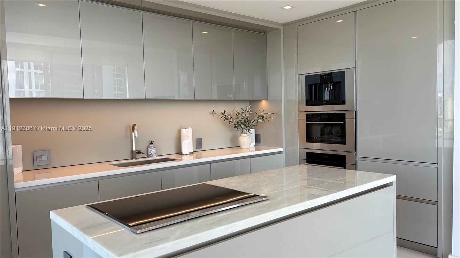 18975 Collins Ave # 905