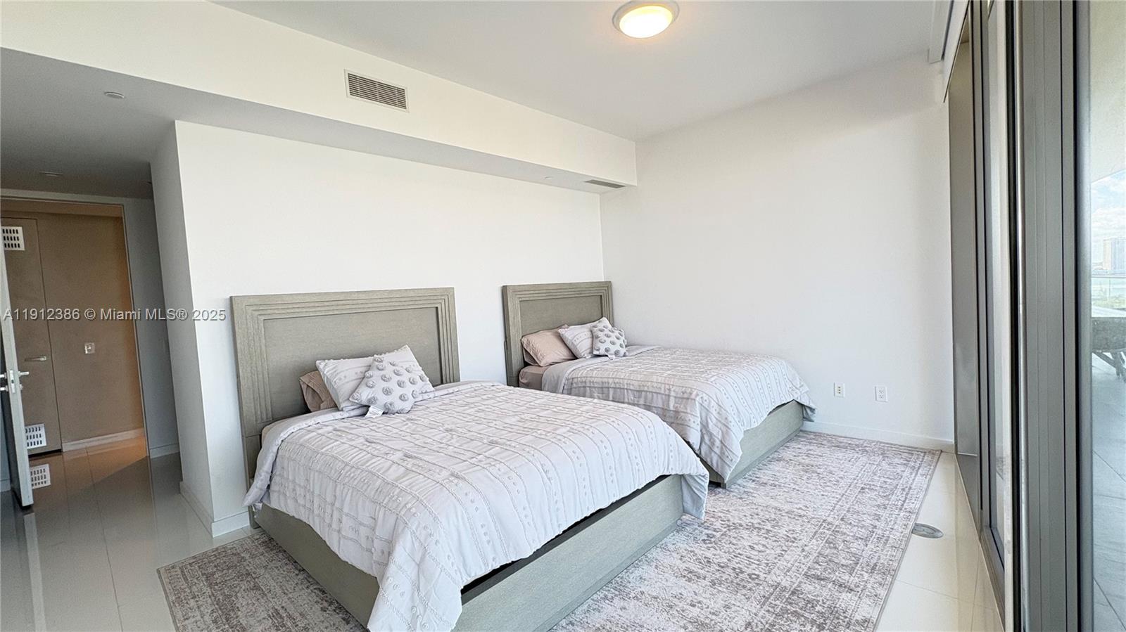 18975 Collins Ave # 905