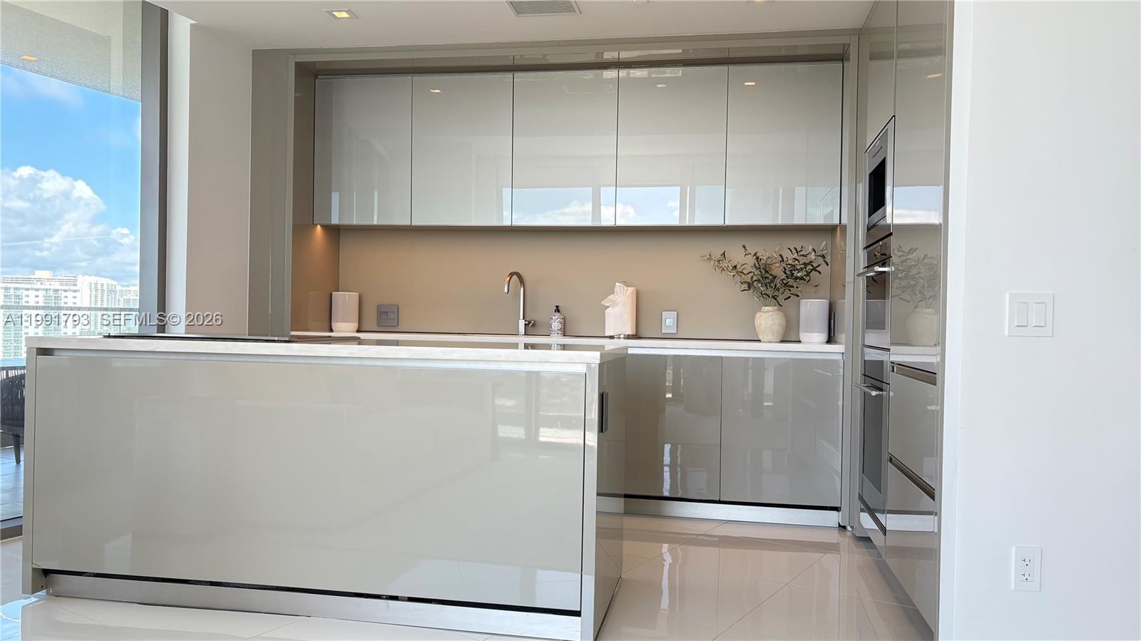 18975 Collins Ave # 905