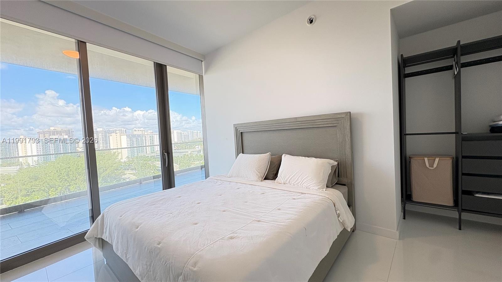 18975 Collins Ave # 905