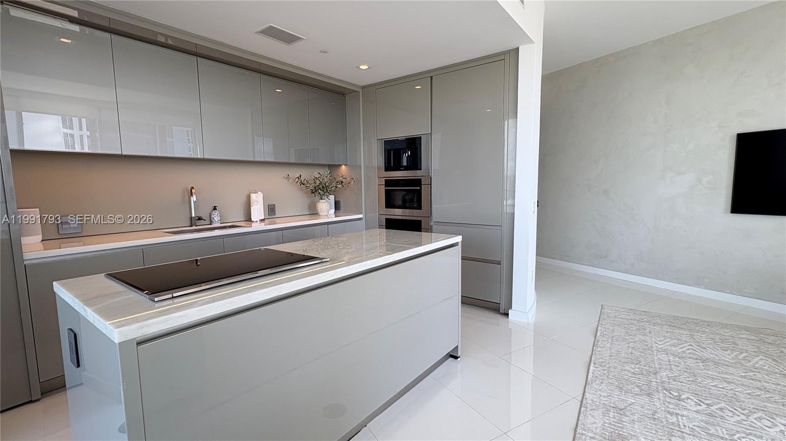 18975 Collins Ave # 905