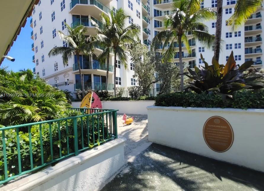20000 E Country Club Dr # 201