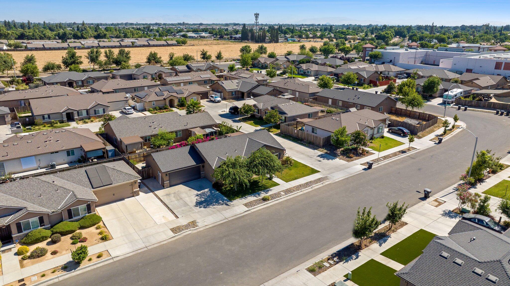 810 W Perez Avenue