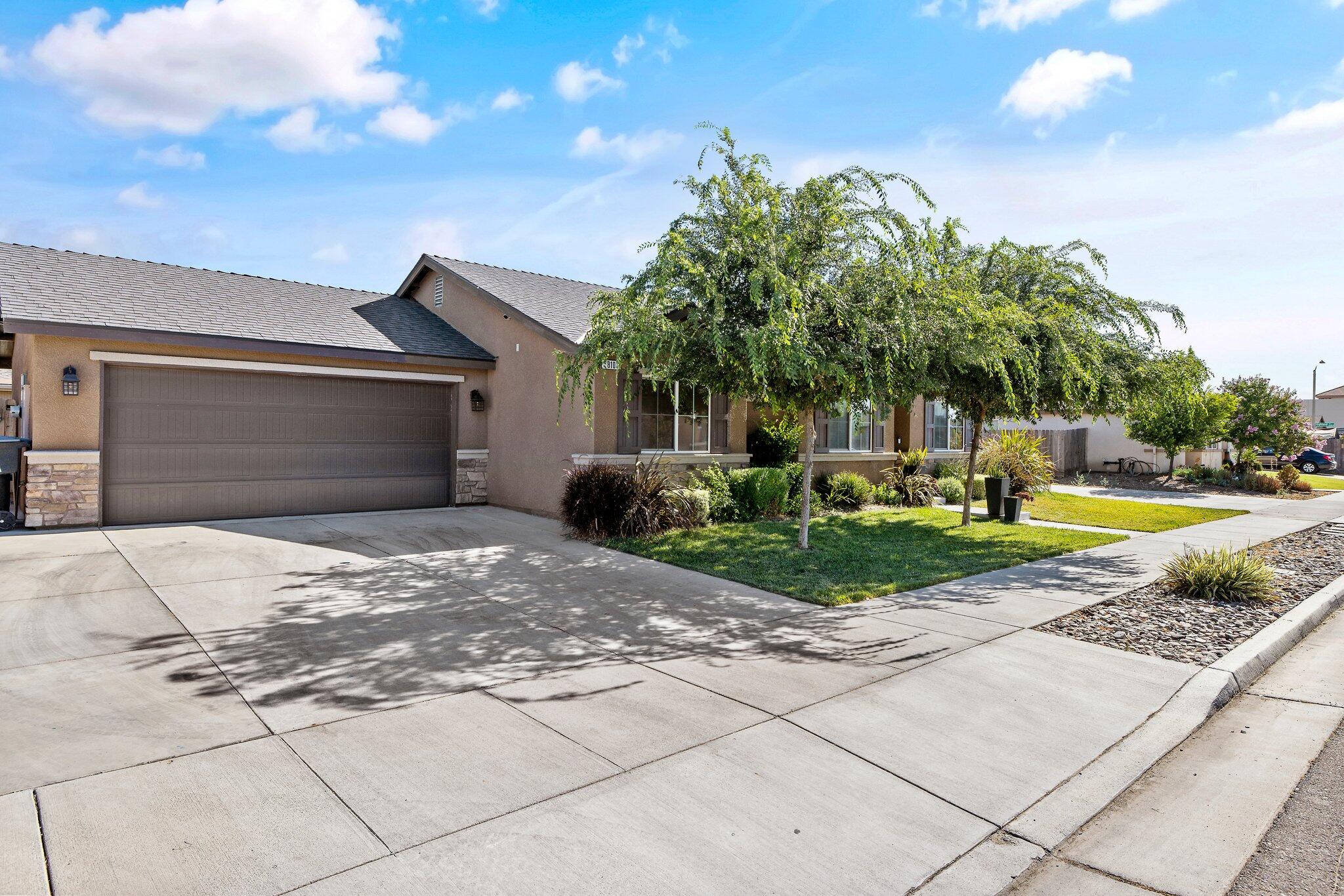 810 W Perez Avenue