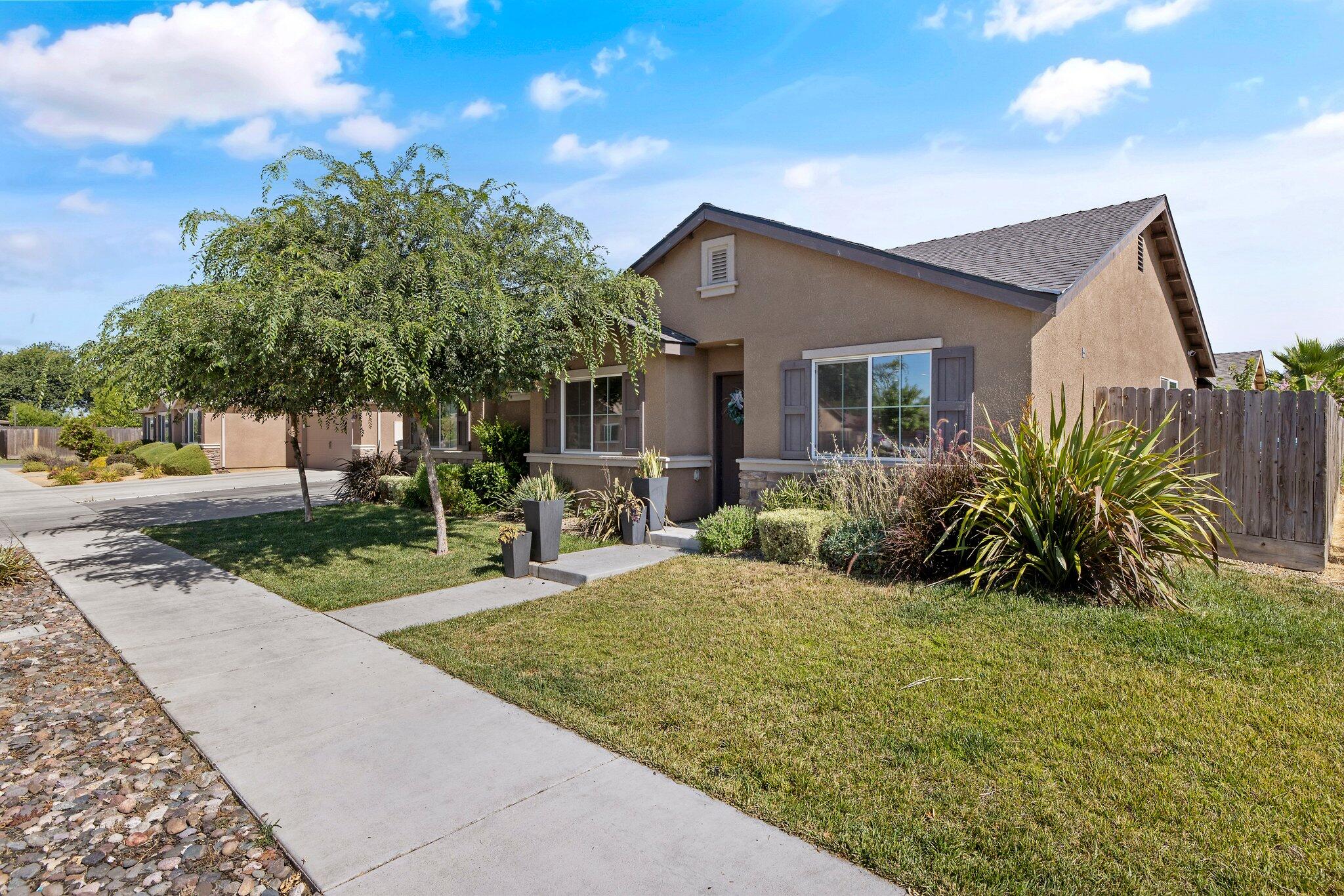810 W Perez Avenue