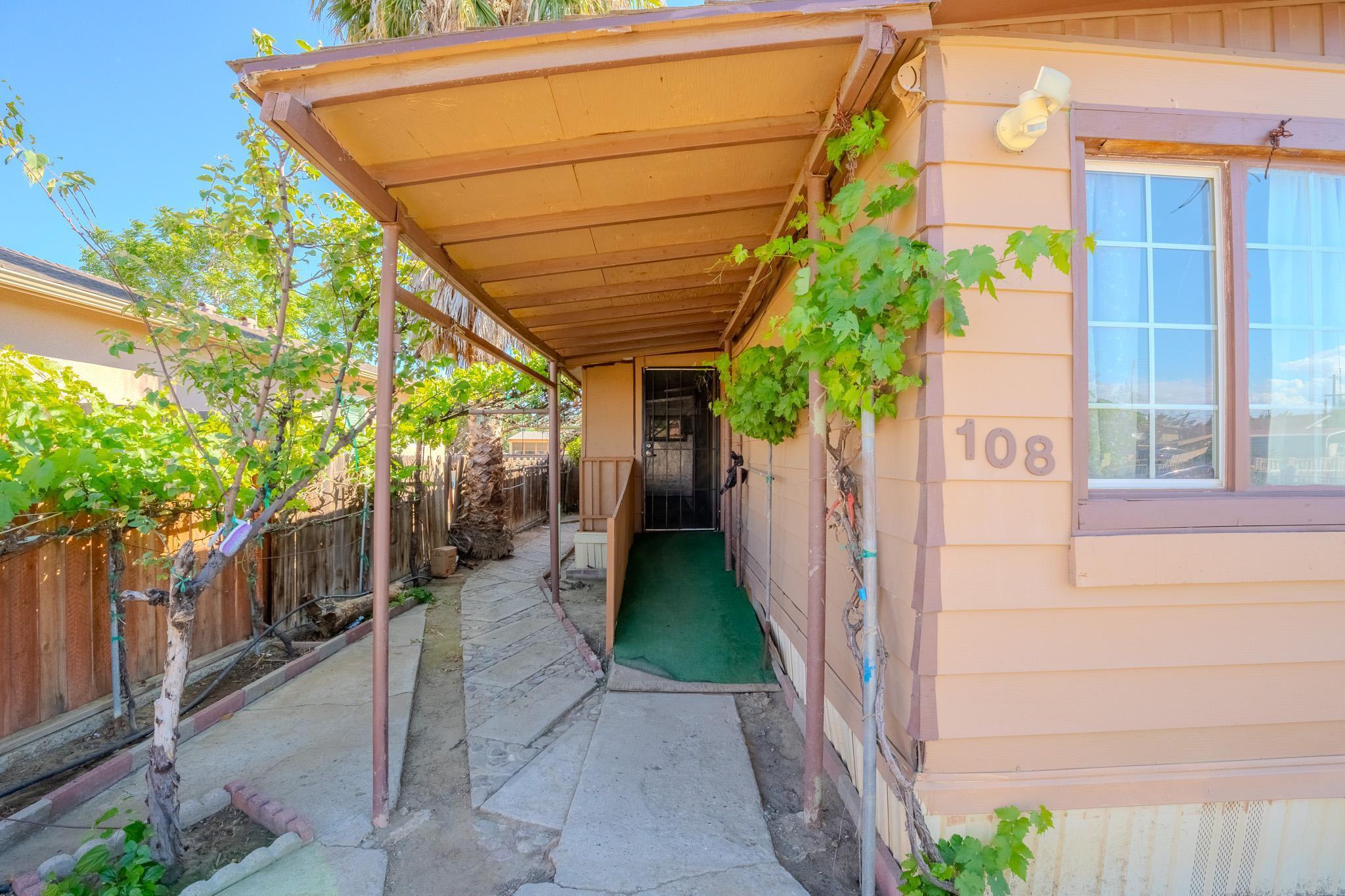 108 W Merced Street