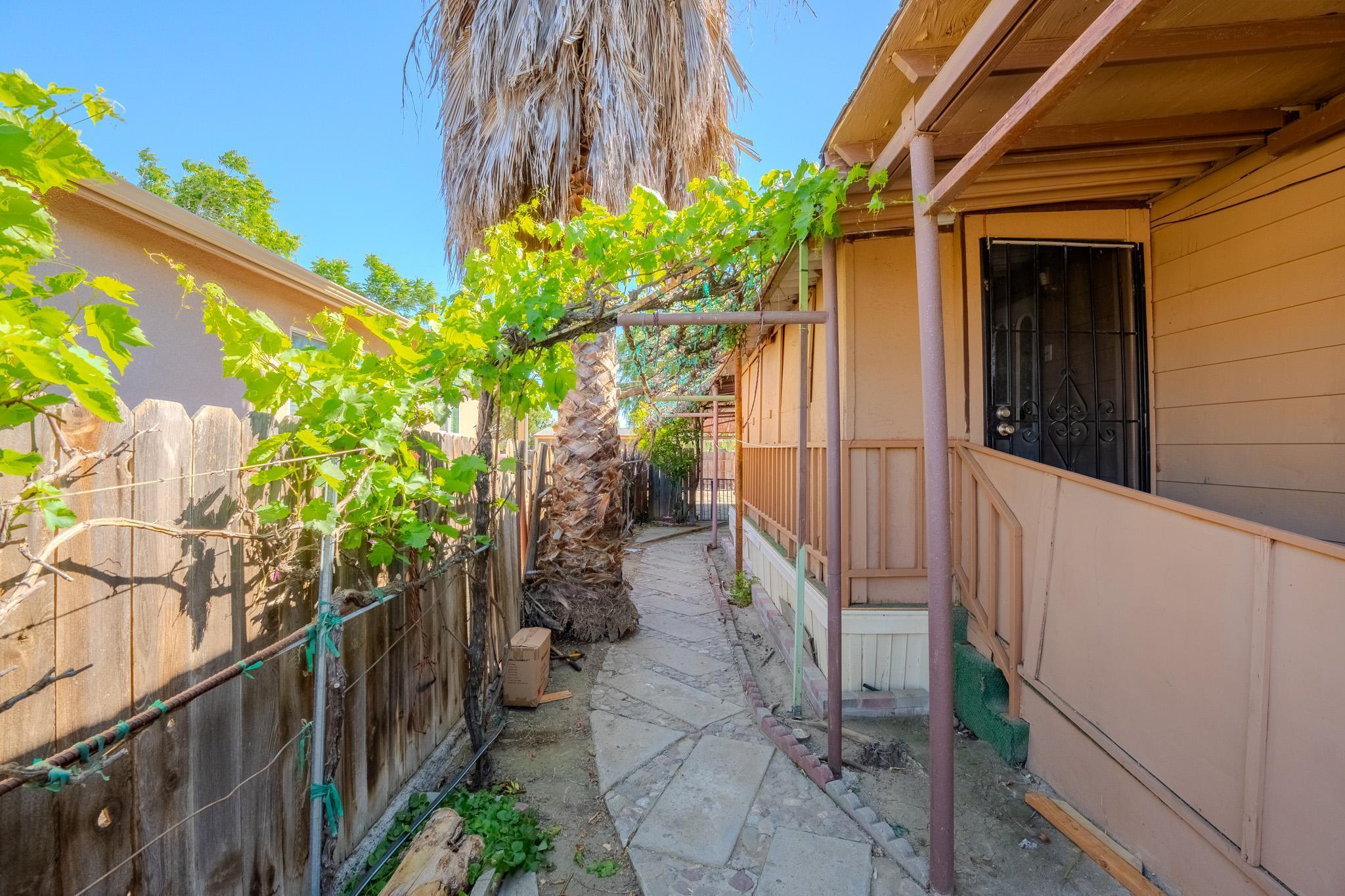108 W Merced Street