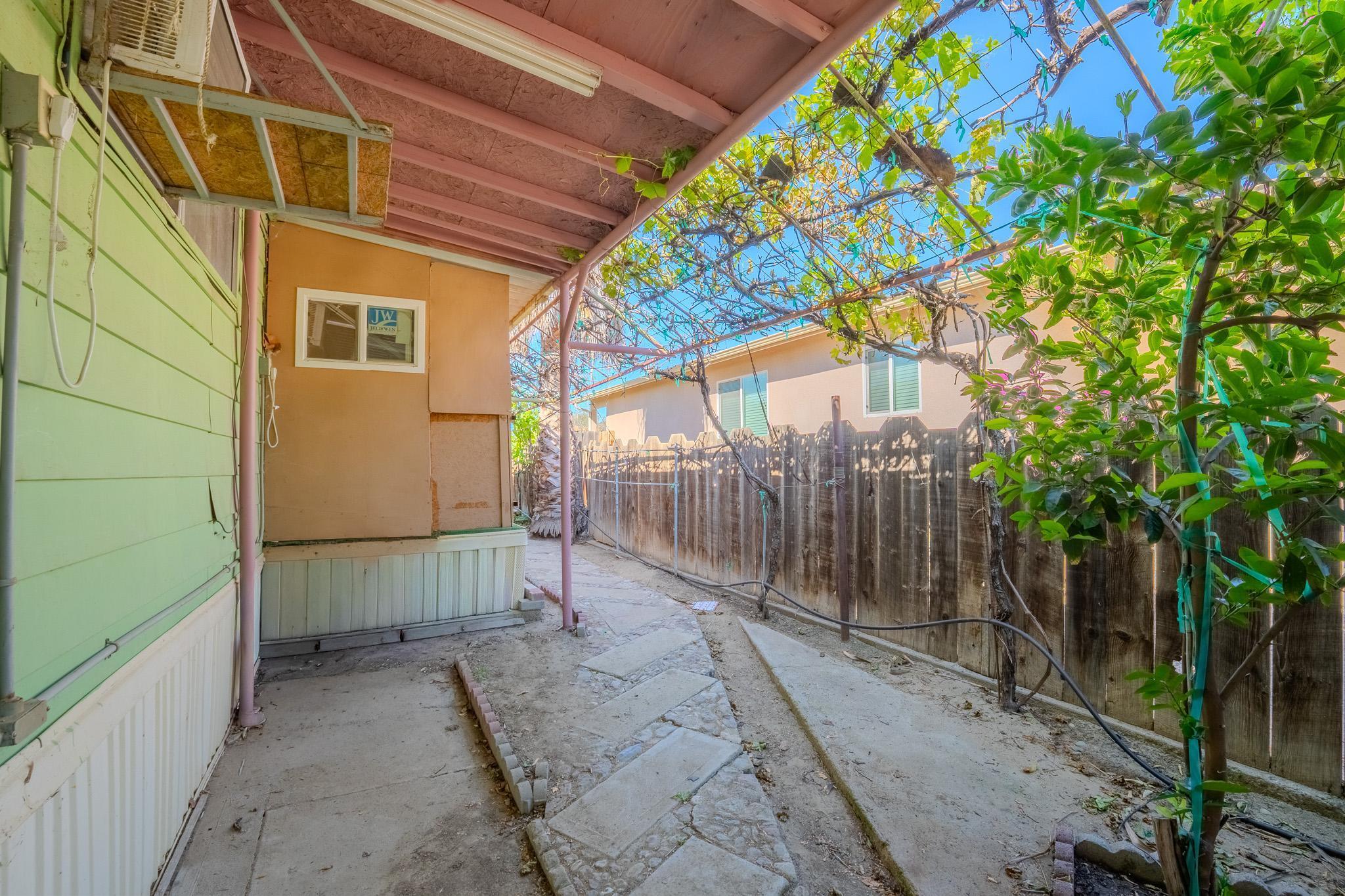 108 W Merced Street