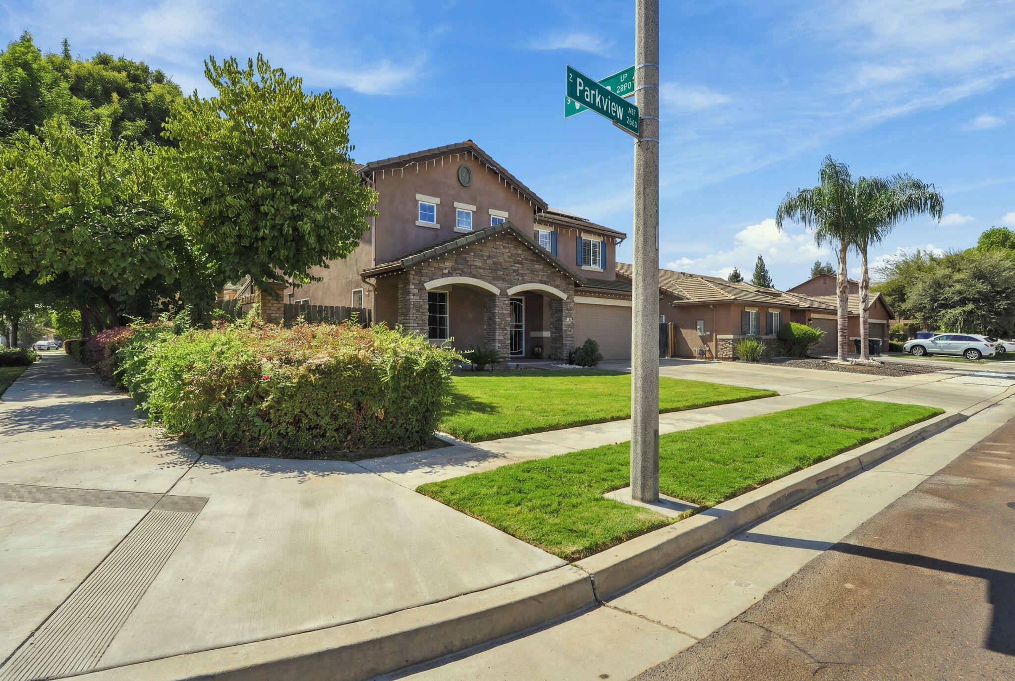 2631 E Parkview Avenue