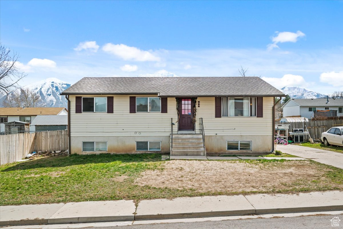 686 TOMAHAWK DR