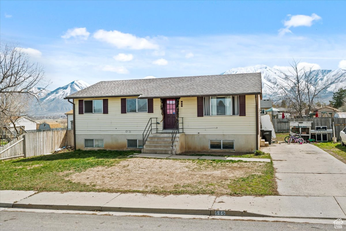686 TOMAHAWK DR