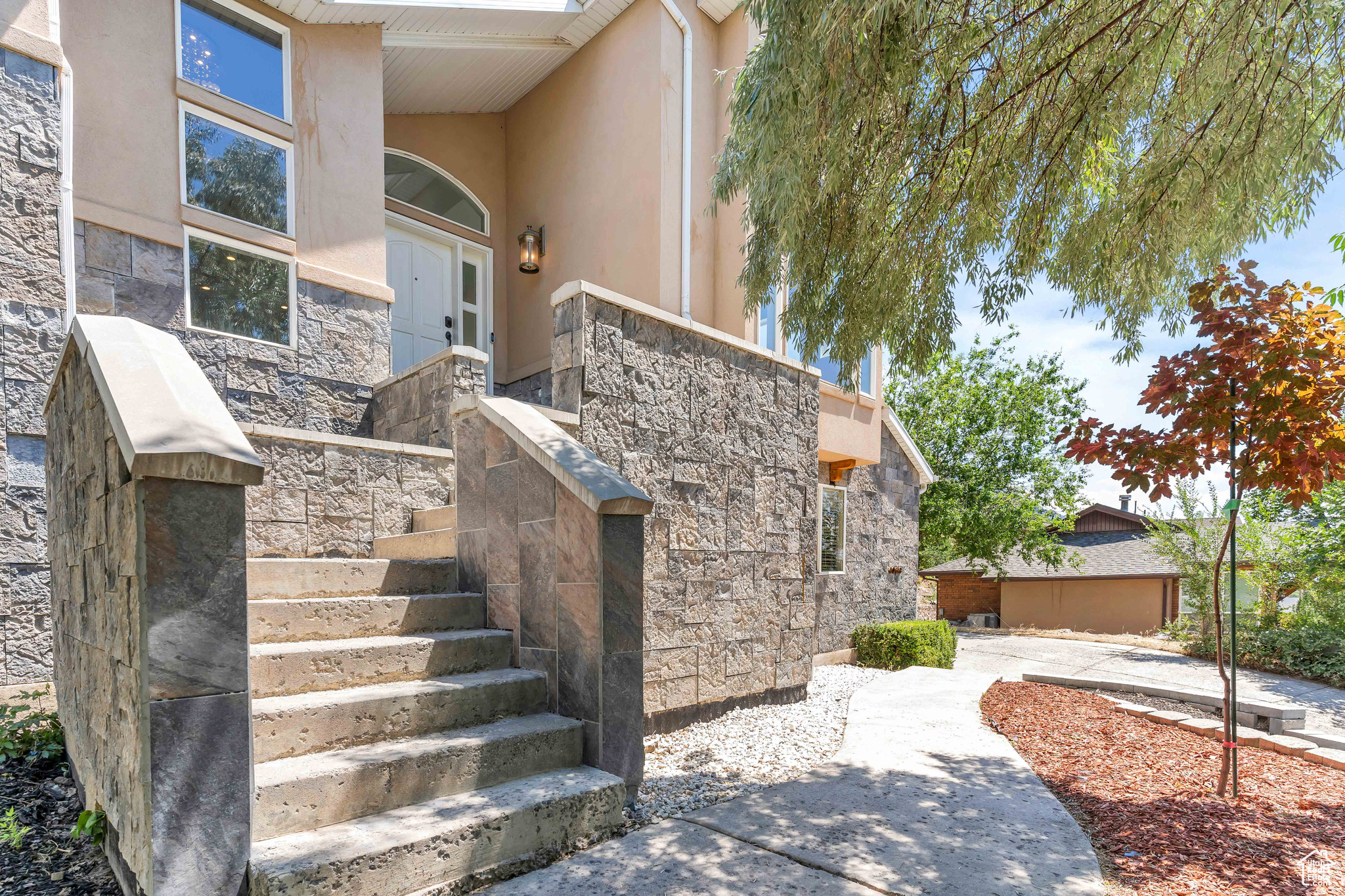 4066 N DEVONSHIRE DR
