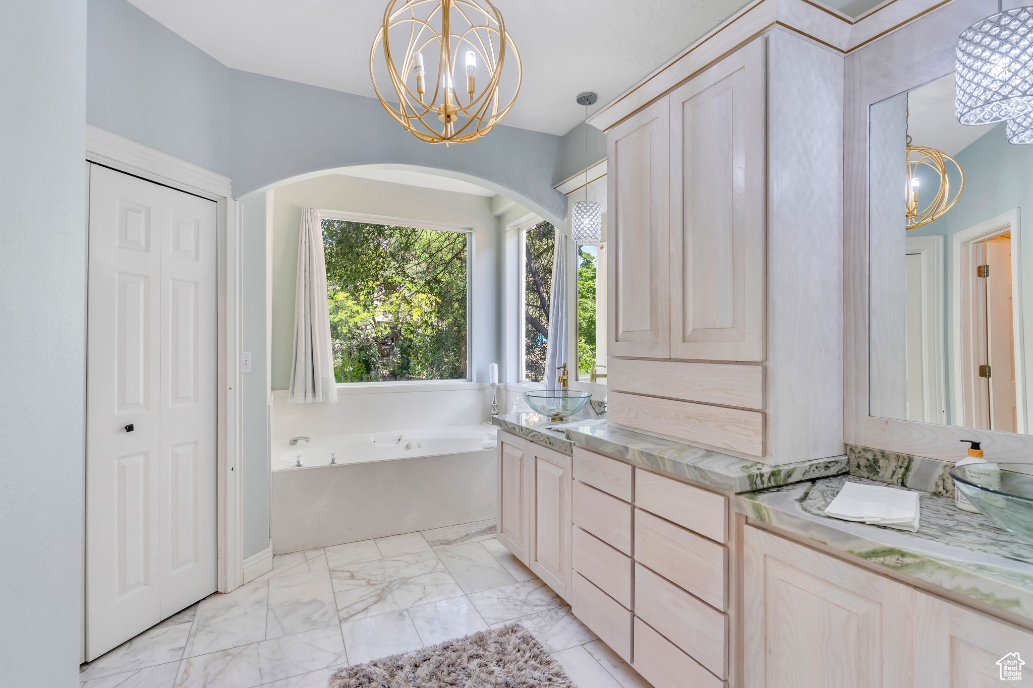 4066 N DEVONSHIRE DR
