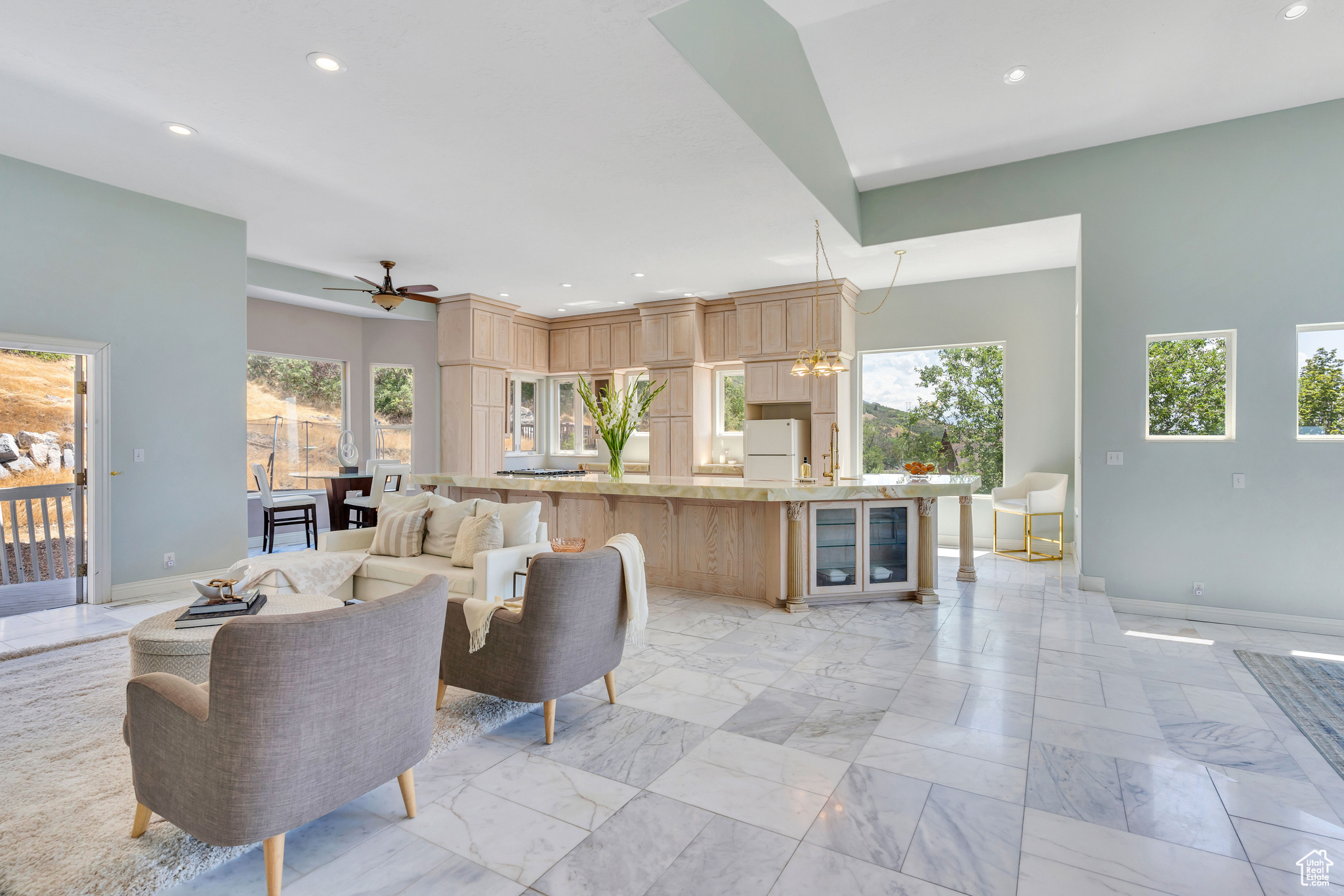 4066 N DEVONSHIRE DR