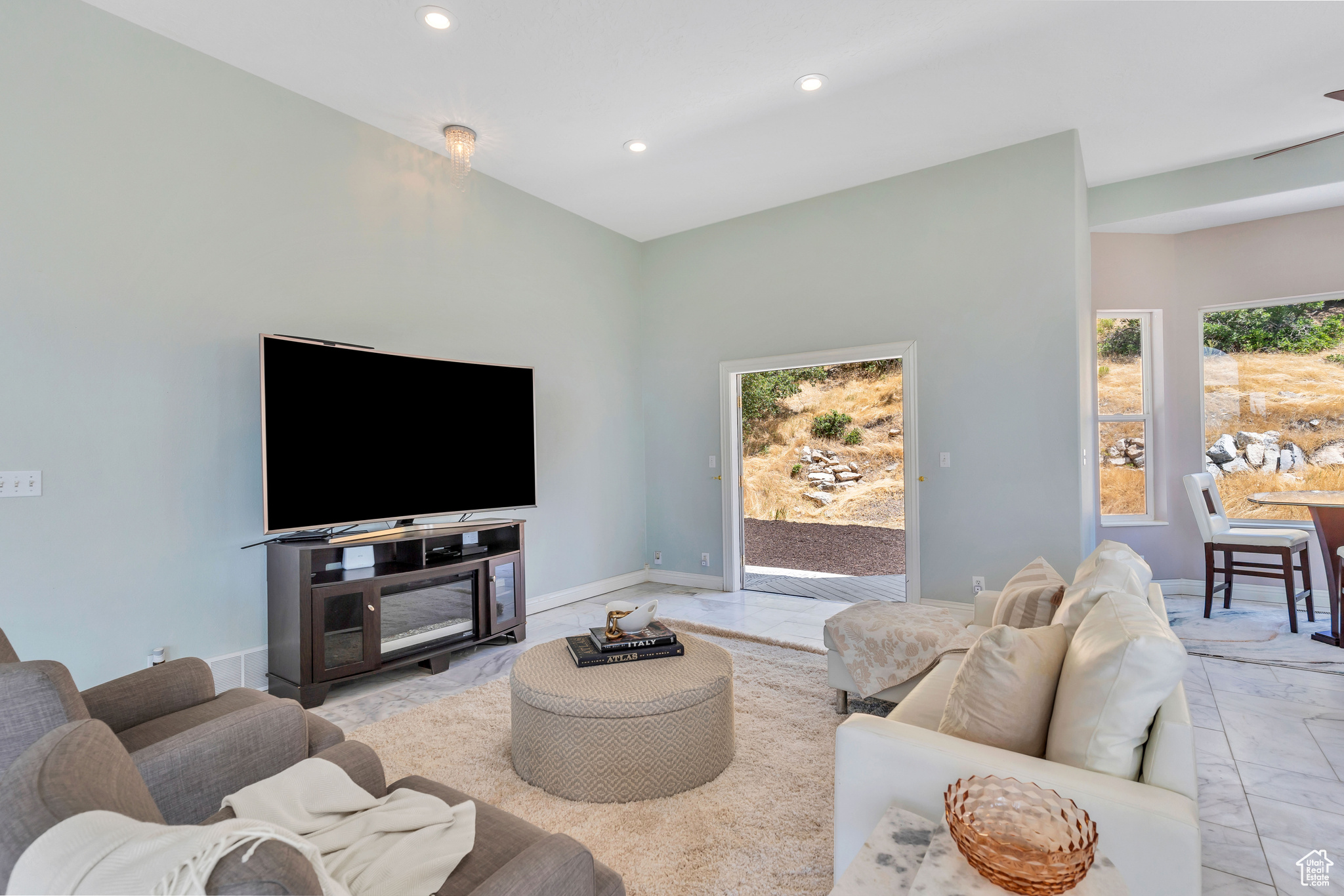 4066 N DEVONSHIRE DR