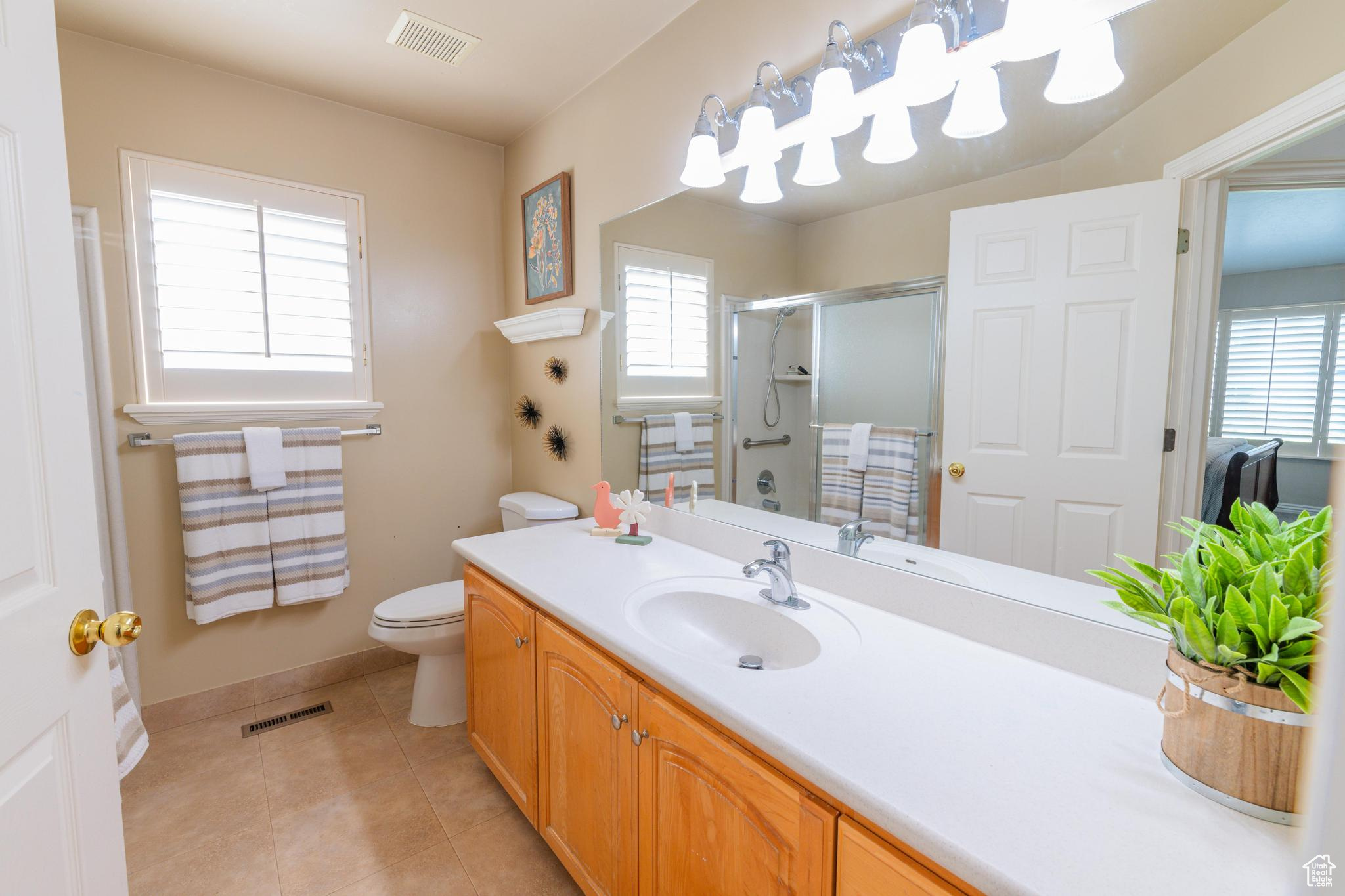 1752 N SKYLINE DR