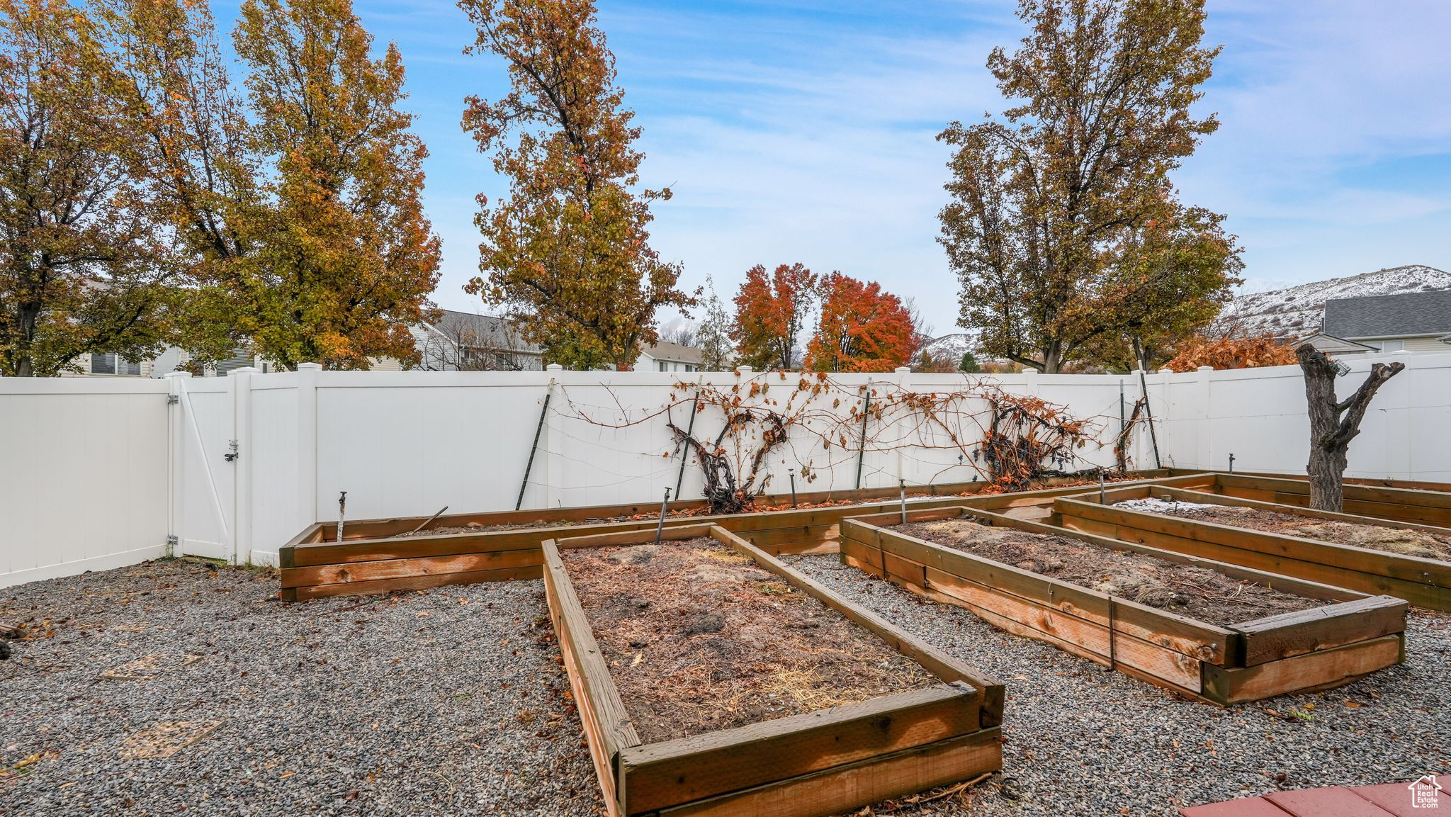 1272 E LOAFER VIEW DR