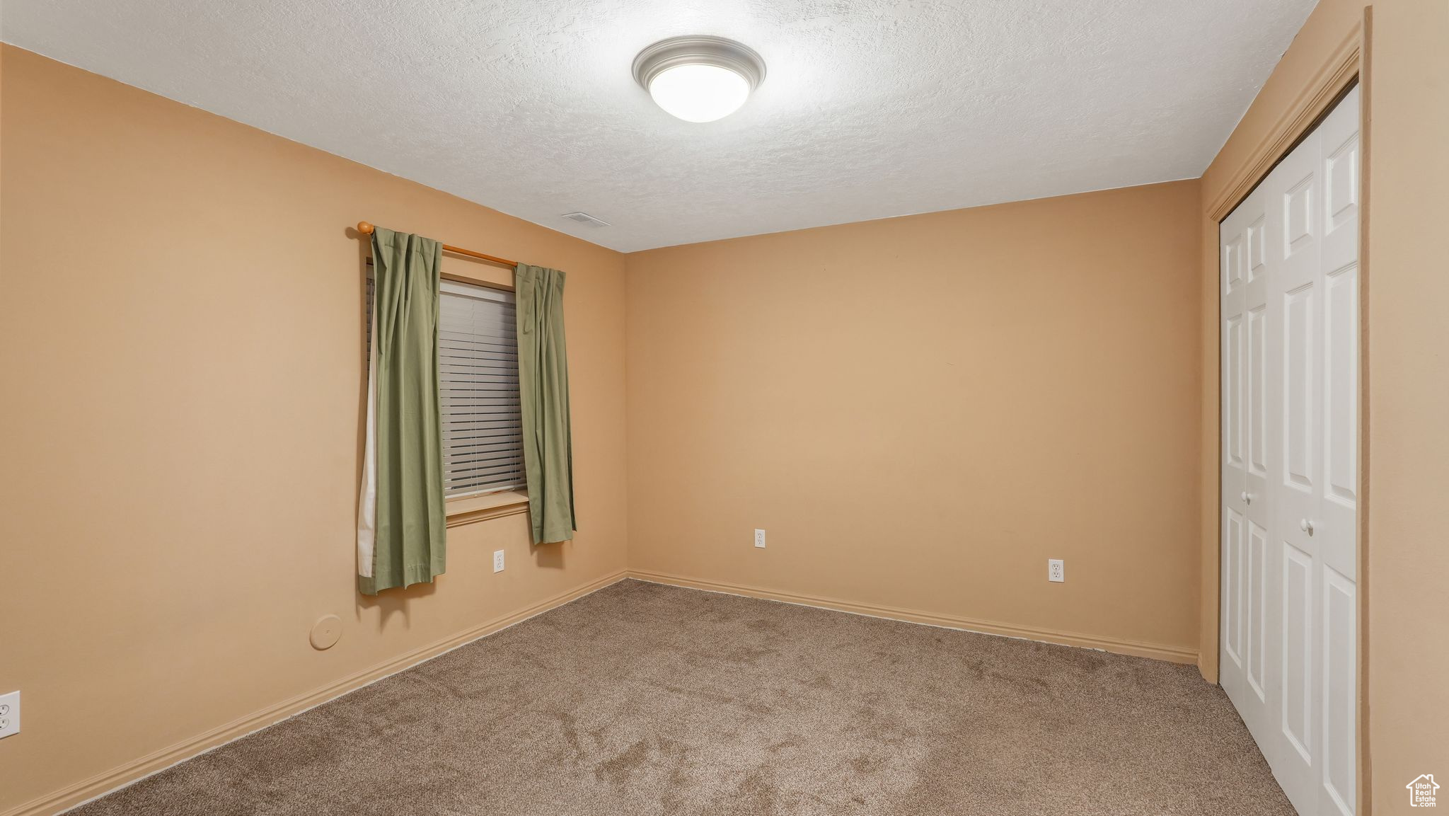 1272 E LOAFER VIEW DR
