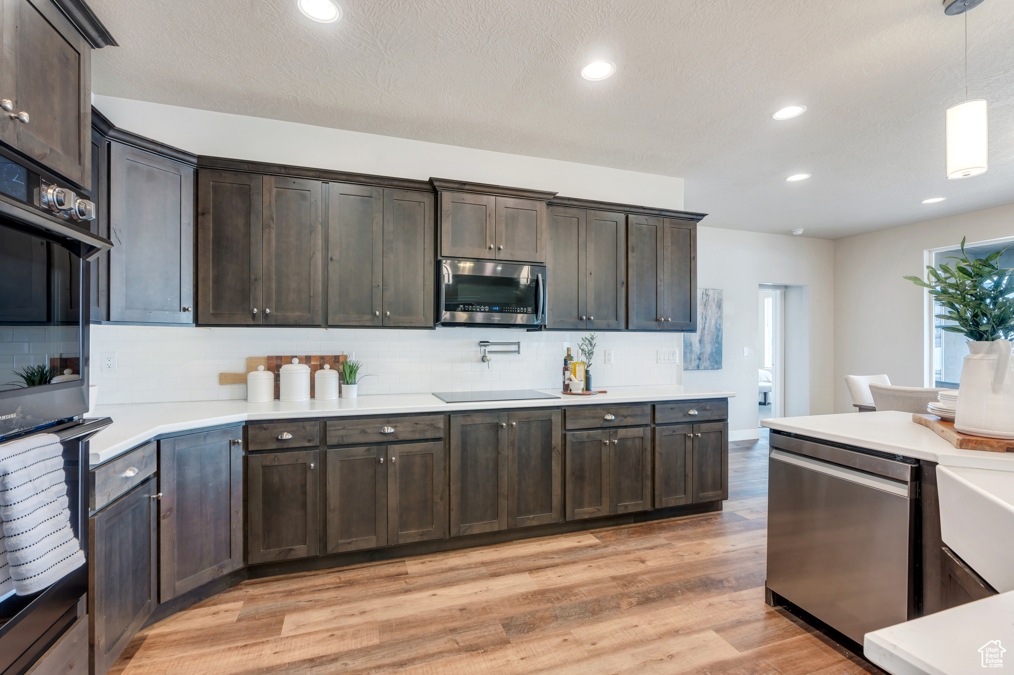 1407 E ABIGAIL LN