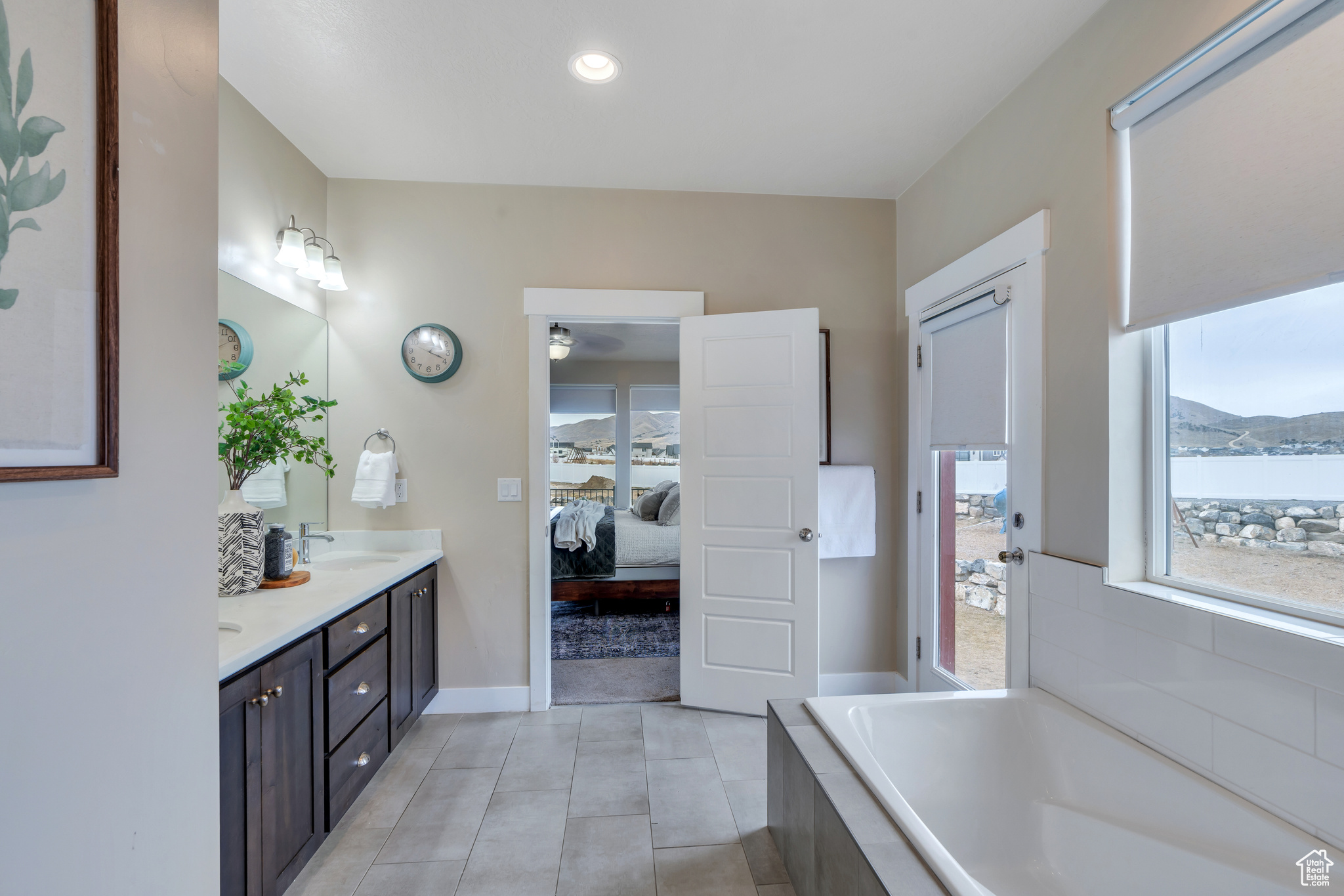 1407 E ABIGAIL LN
