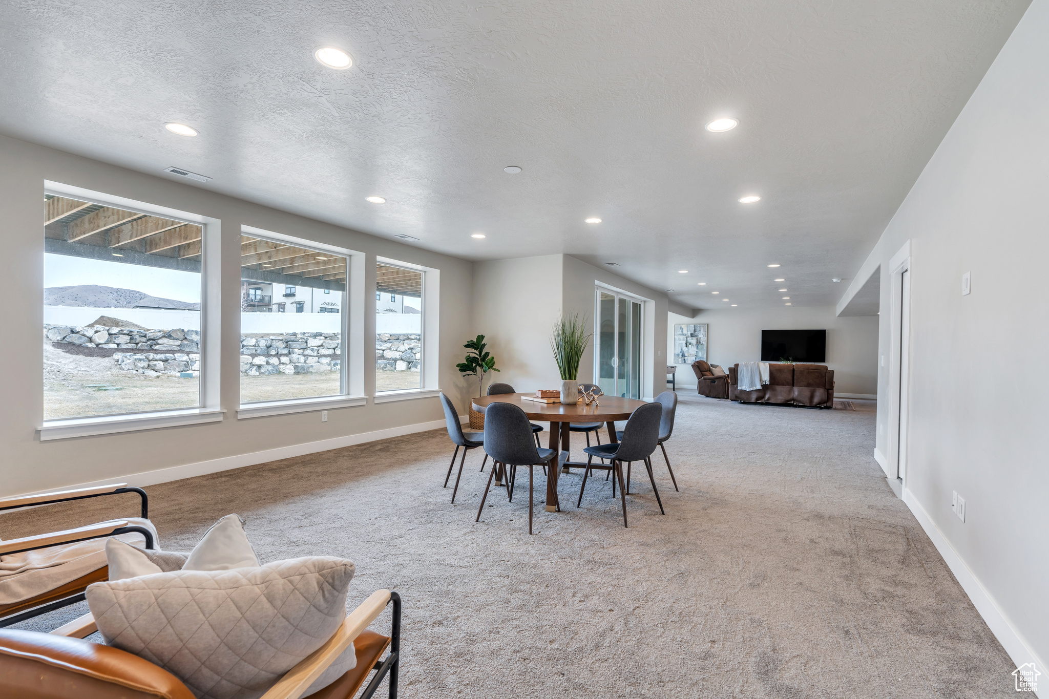 1407 E ABIGAIL LN