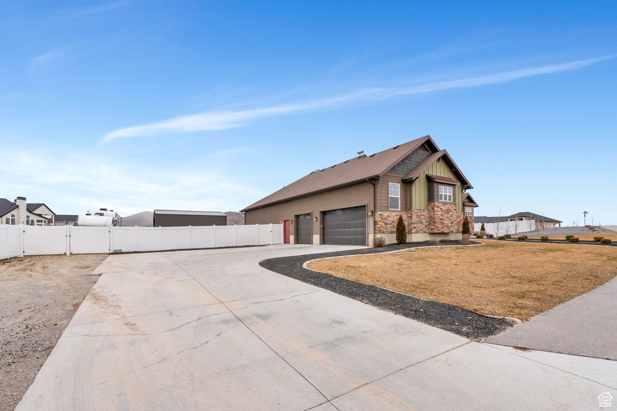 1407 E ABIGAIL LN