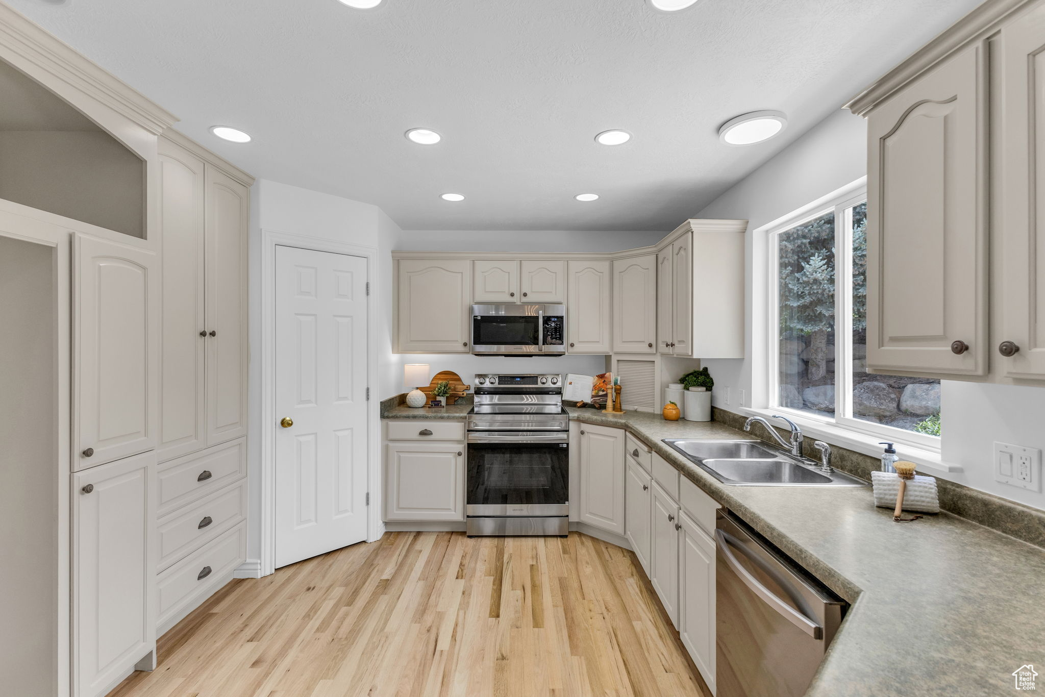 475 S RIDGE DRIVE DR.