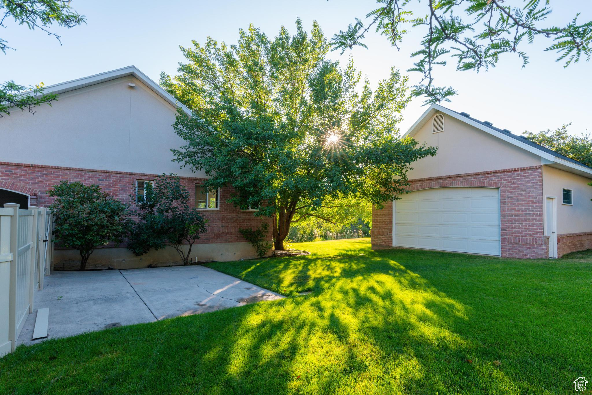 653 E HAMPTON CT