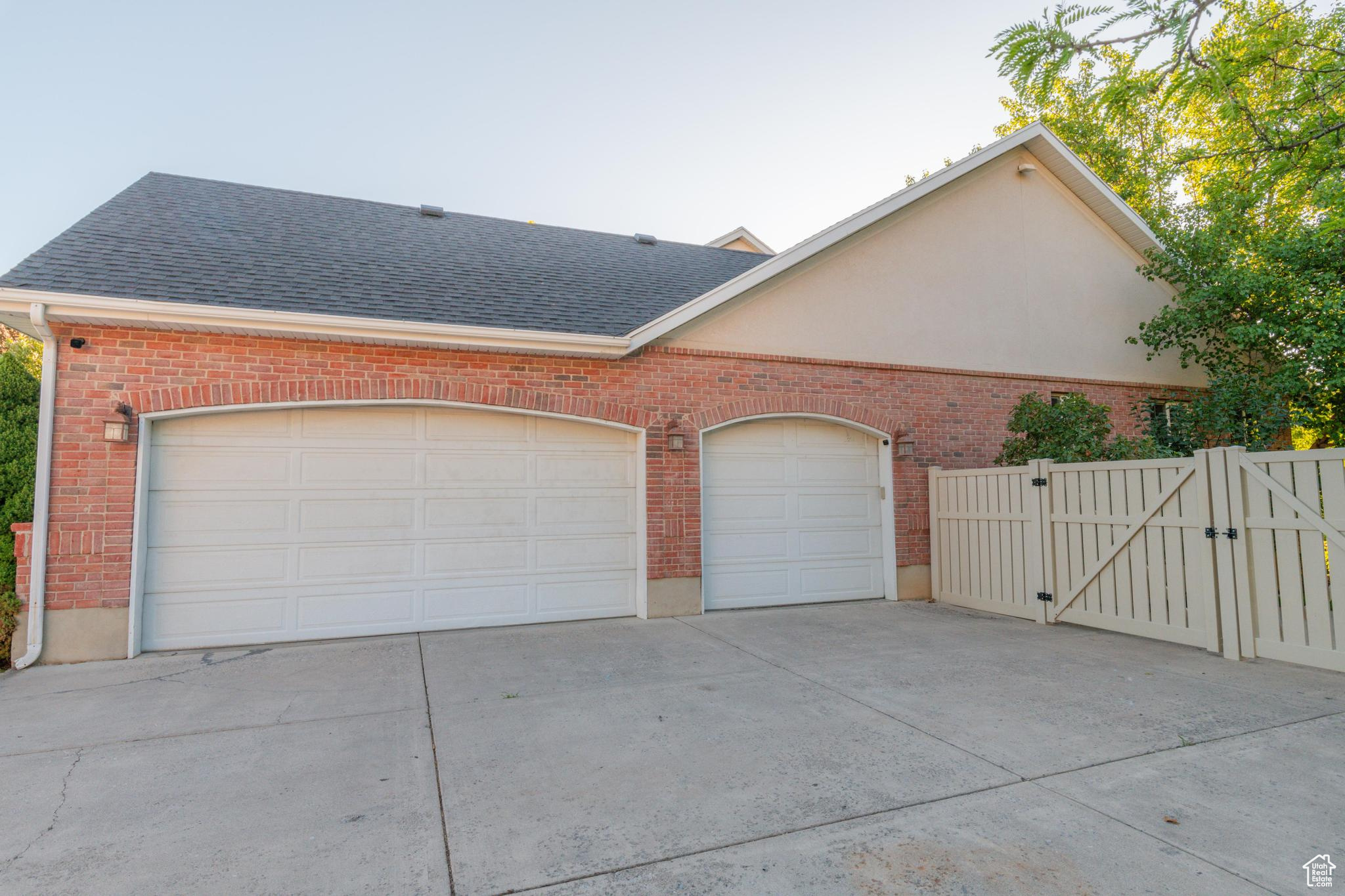 653 E HAMPTON CT