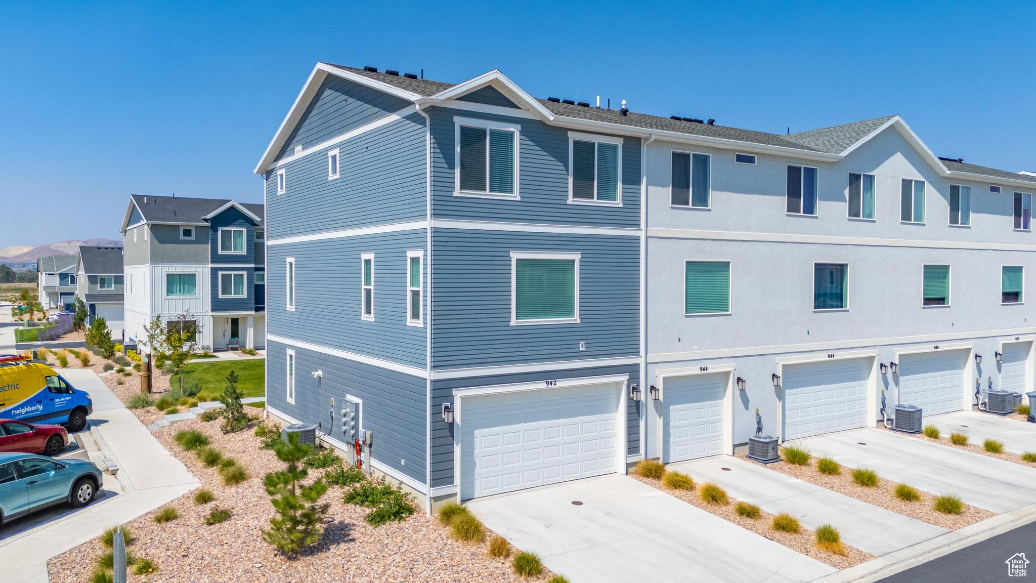 942 E DRIFTER LN