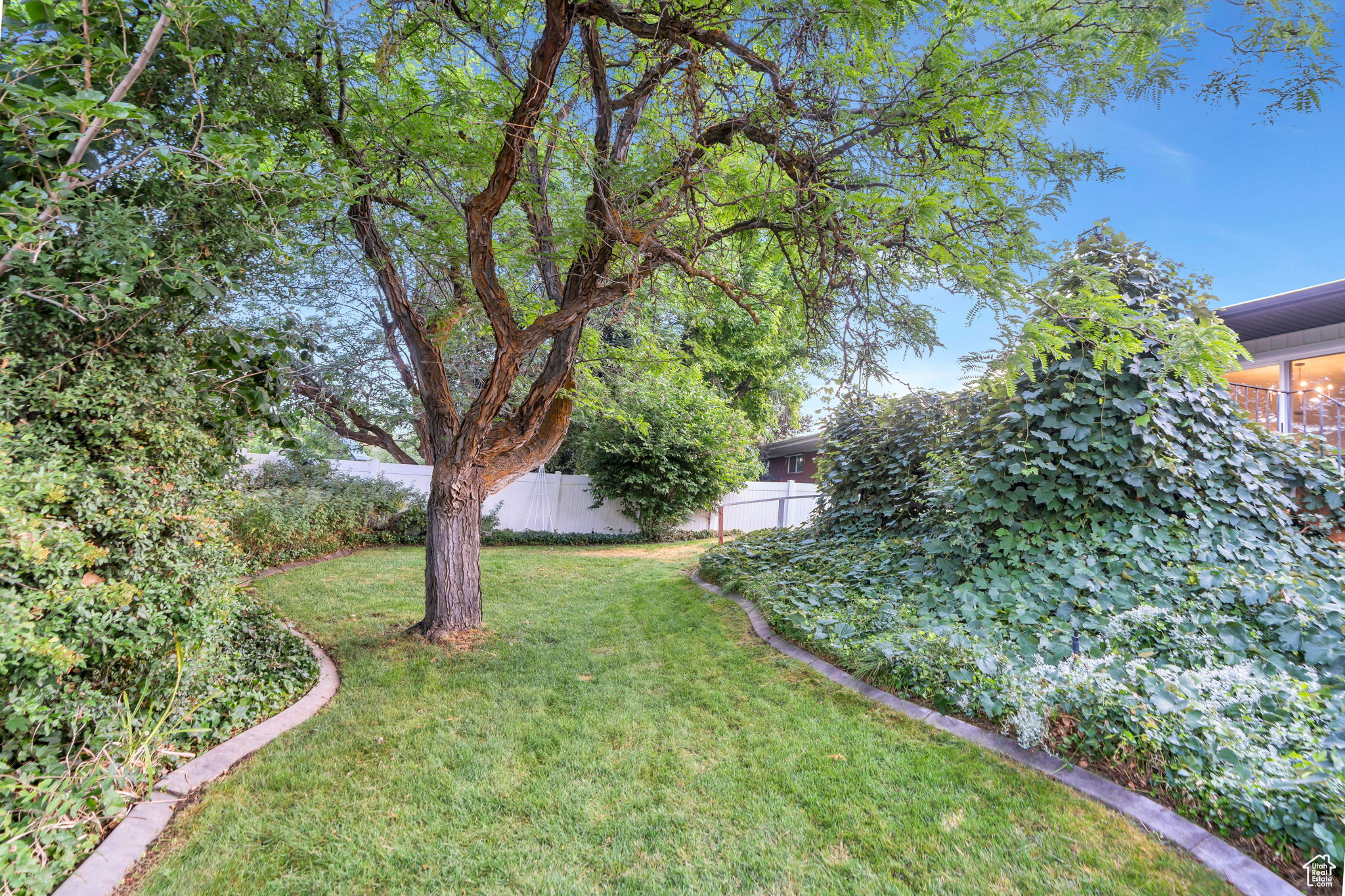 3129 N CHEROKEE LN