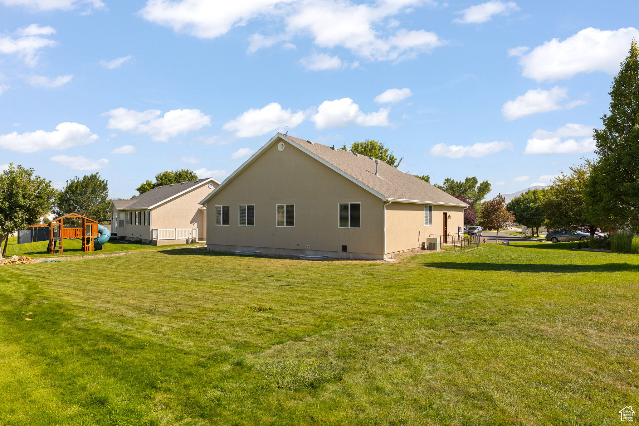 1869 N PEPPERMINT PL