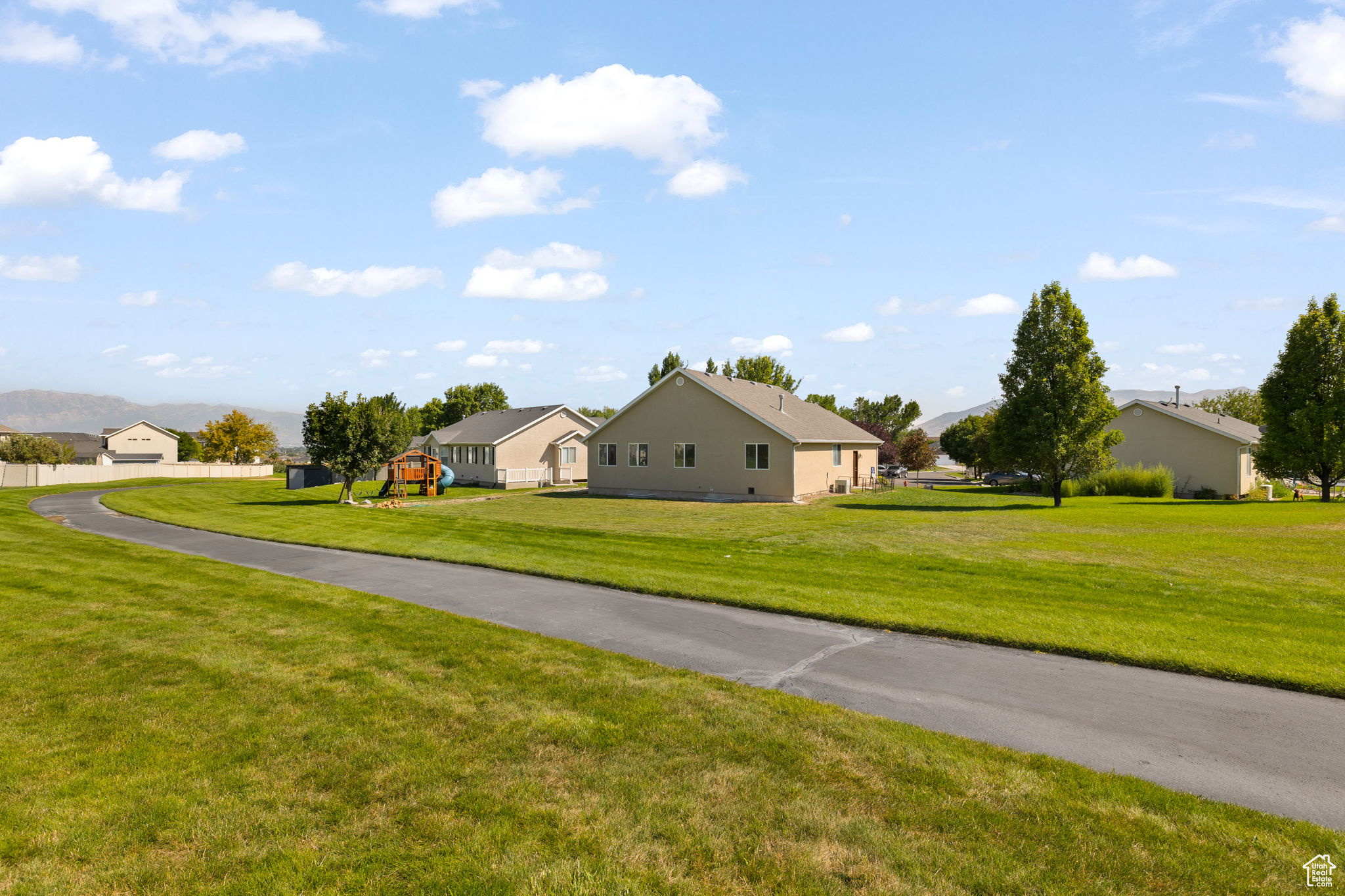 1869 N PEPPERMINT PL