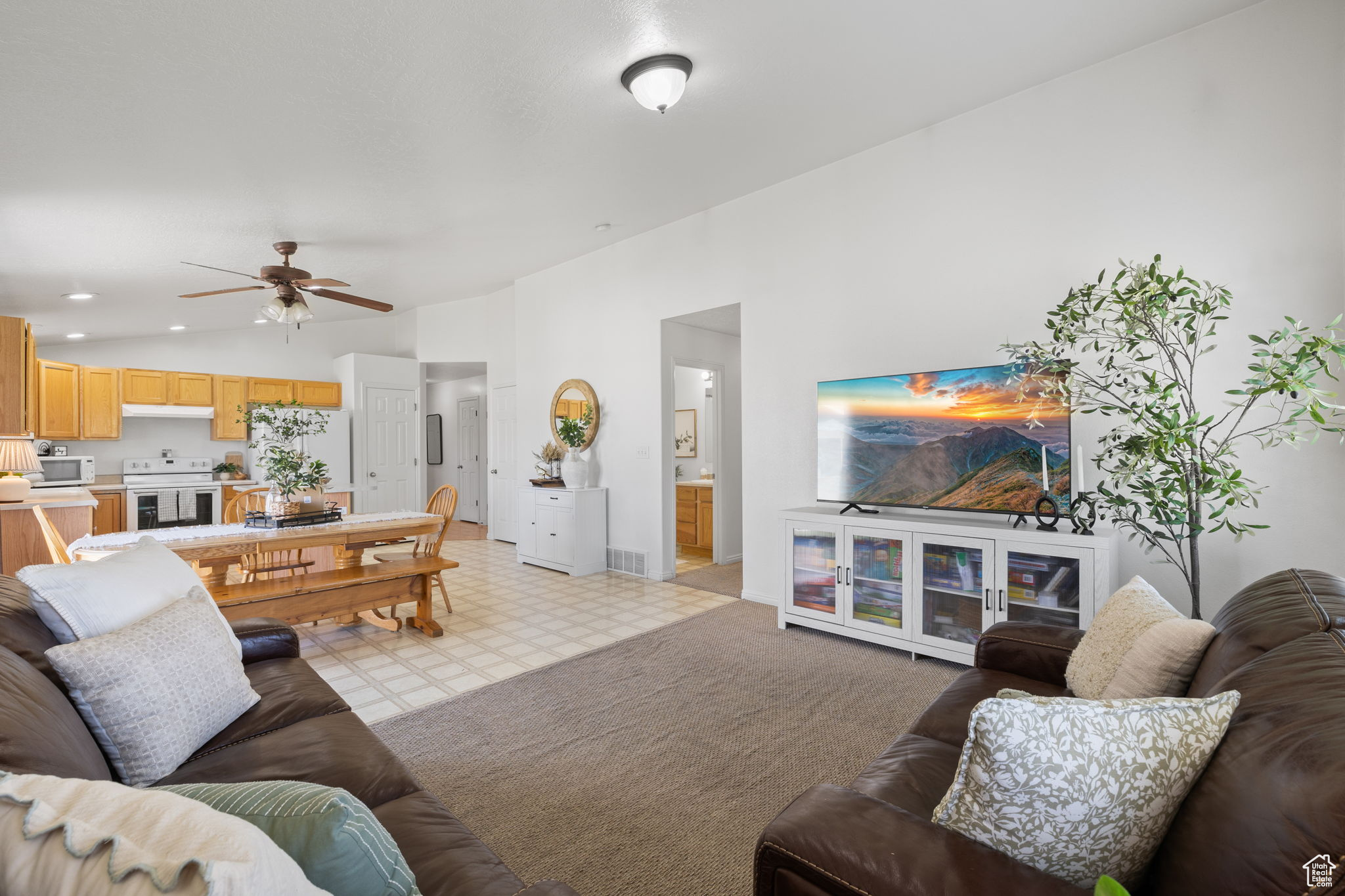 1869 N PEPPERMINT PL