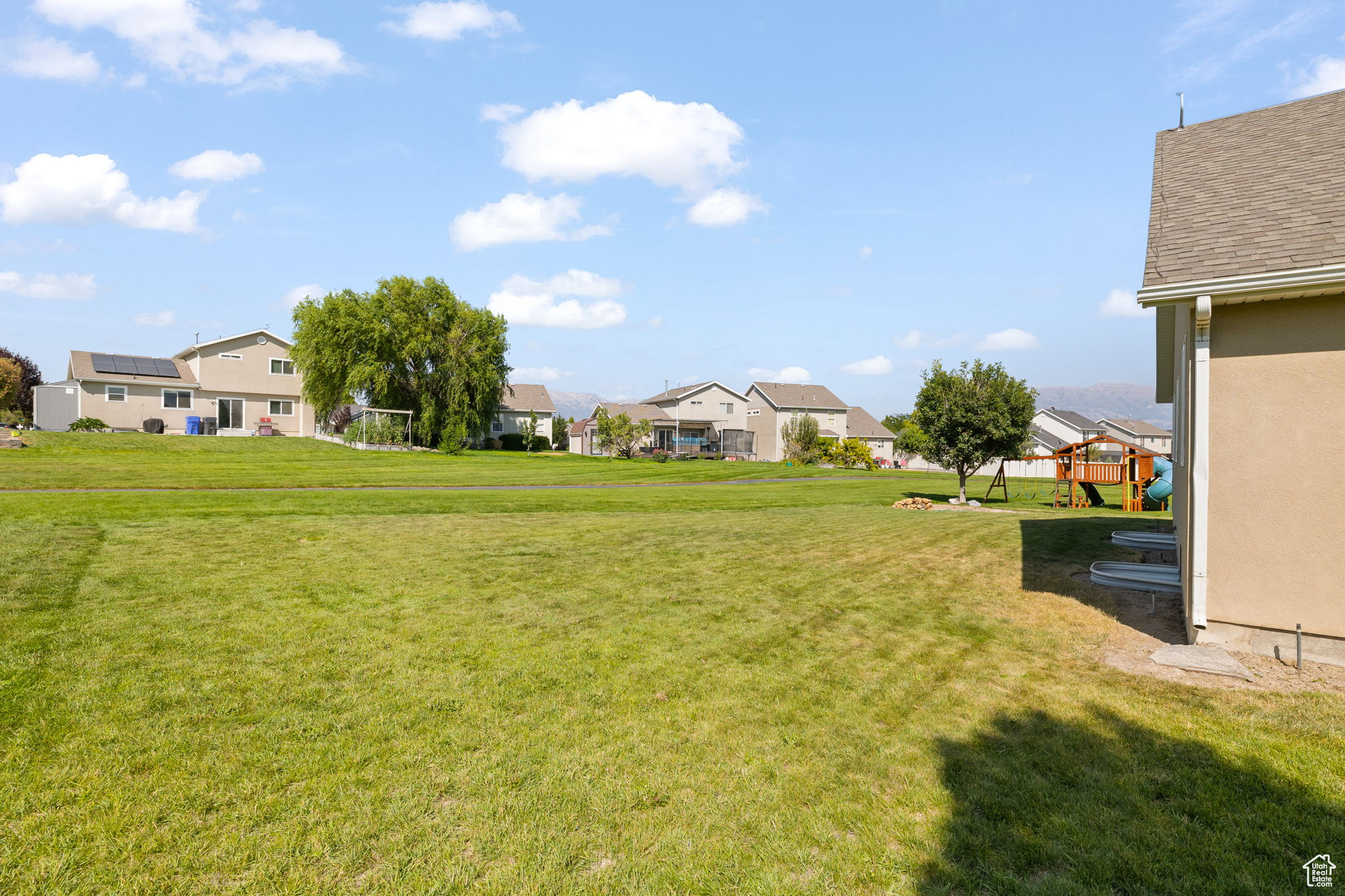 1869 N PEPPERMINT PL