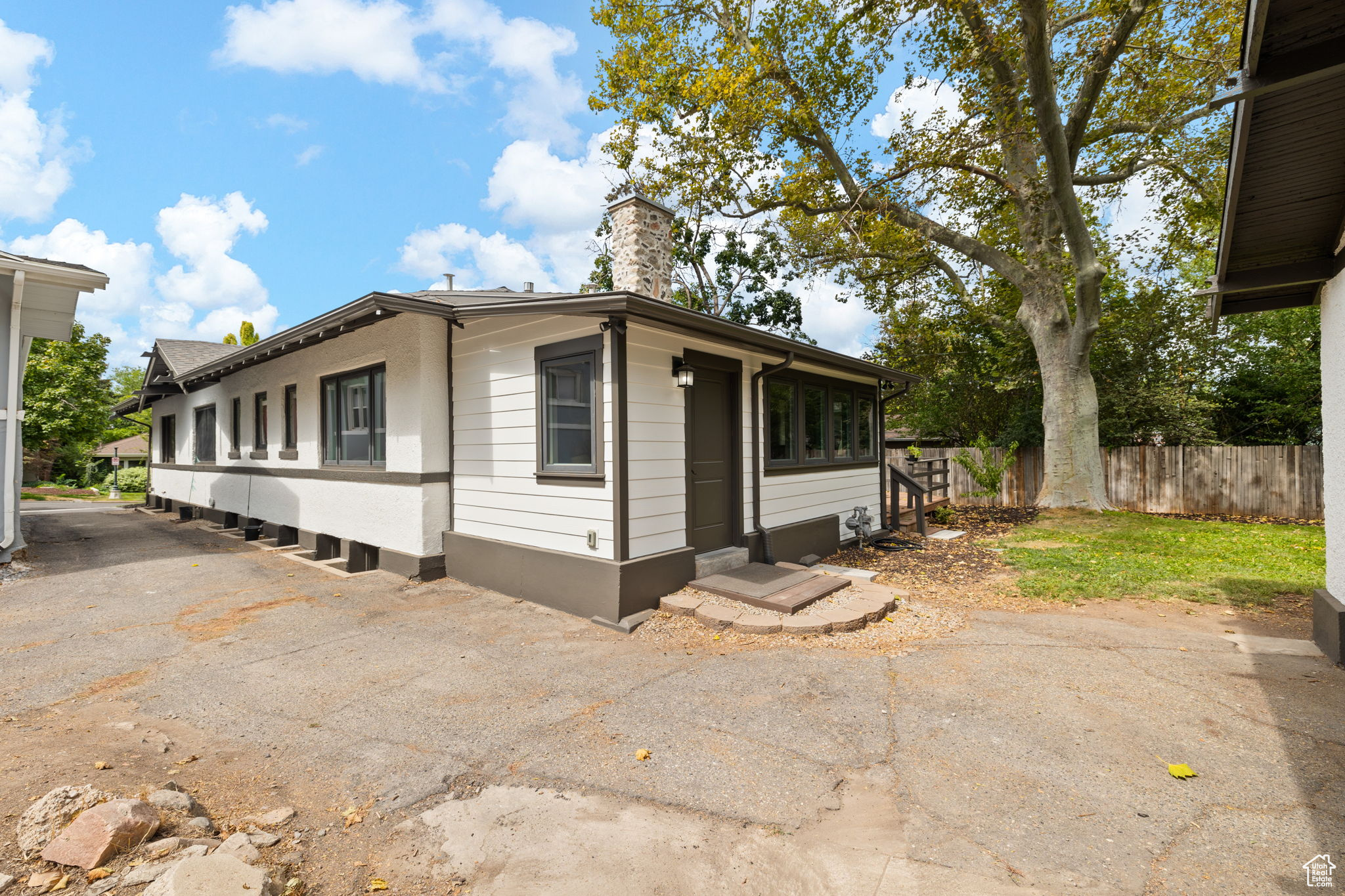1377 E BUTLER AVE