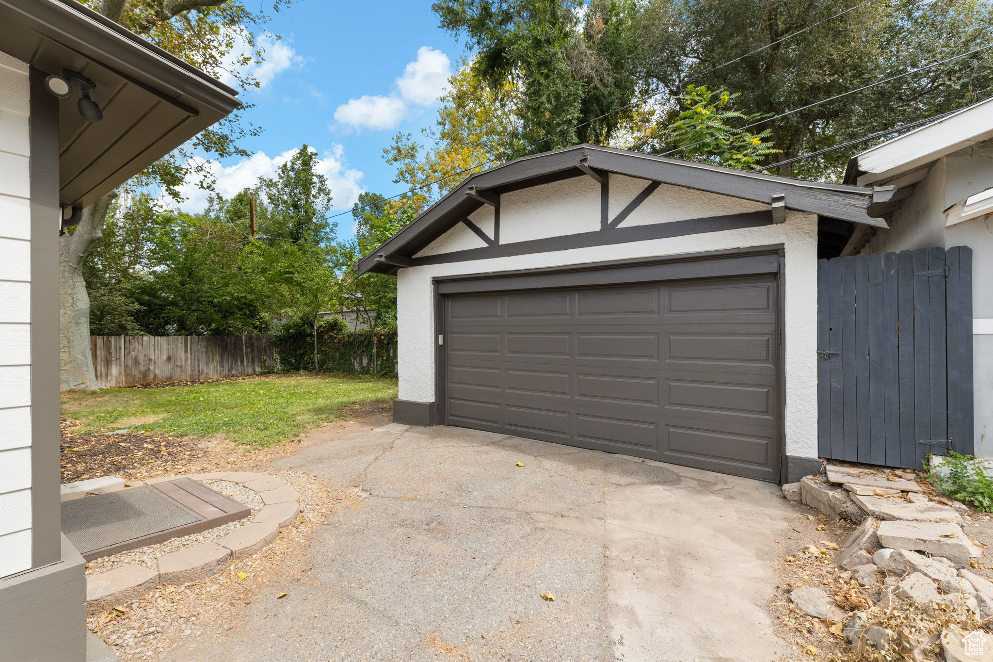 1377 E BUTLER AVE